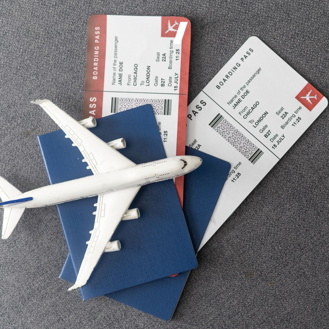 Das Bild zeigt zwei Bordkarten, zwei blaue Reisepässe und ein Modellflugzeug, die auf einer grauen Oberfläche arrangiert sind. Dieses Arrangement symbolisiert die Vorfreude auf eine bevorstehende Flugreise und vermittelt ein Gefühl von Abenteuer und Fernweh. Die Bordkarten geben Hinweise auf einen Flug von Chicago nach London, passend zur Thematik des Reisens und der internationalen Mobilität.