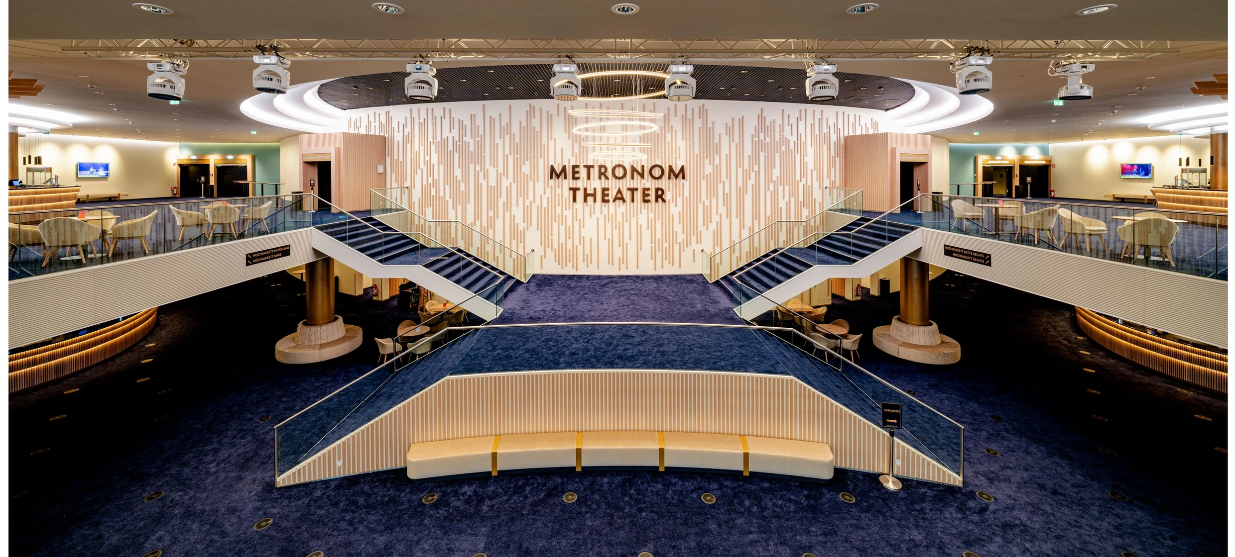 Innenraum des Metronom Theaters mit zentraler Treppe und Sitzbereich, moderne Architektur