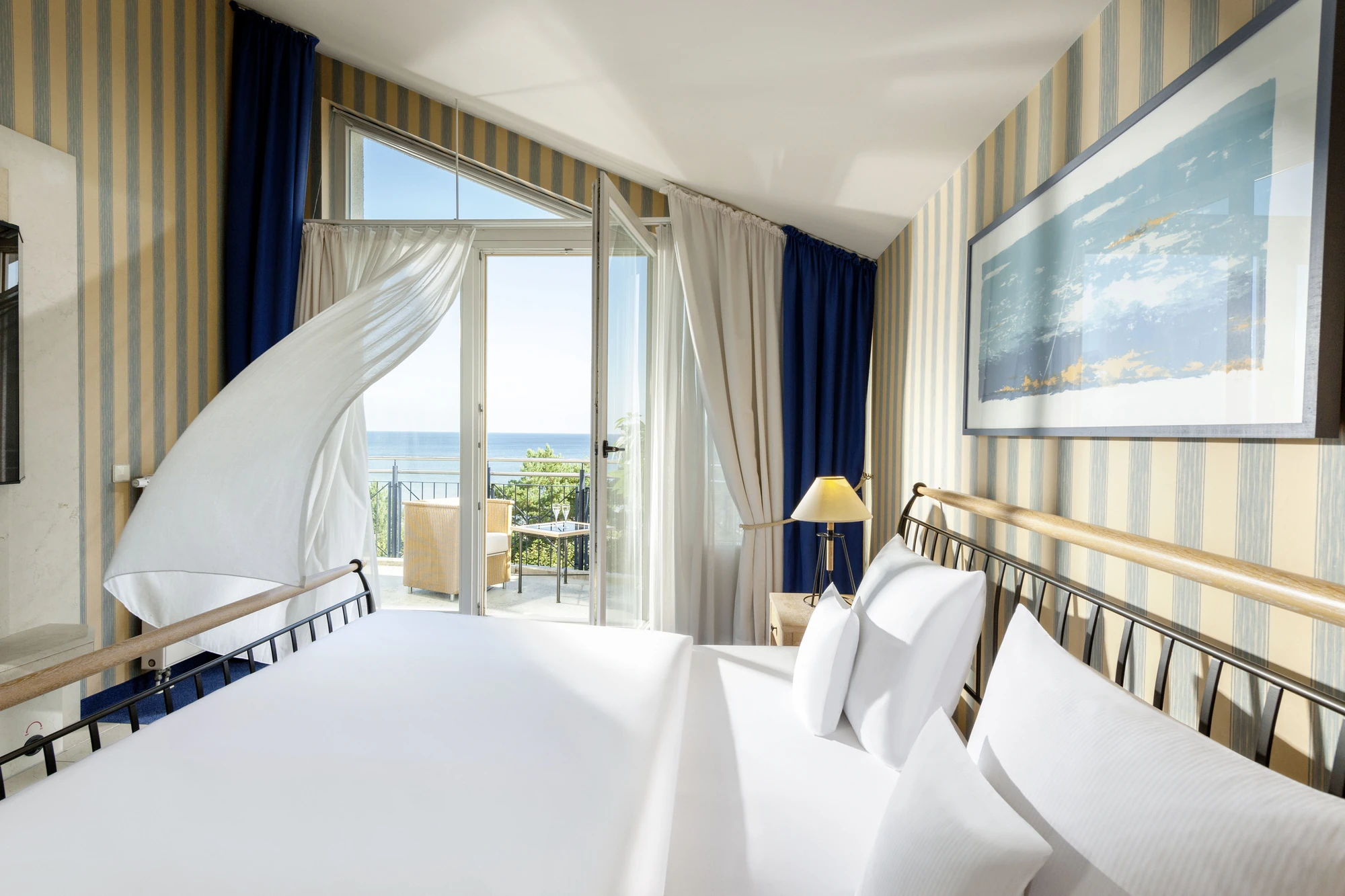 Elegantes Hotelzimmer mit traumhaftem Meerblick