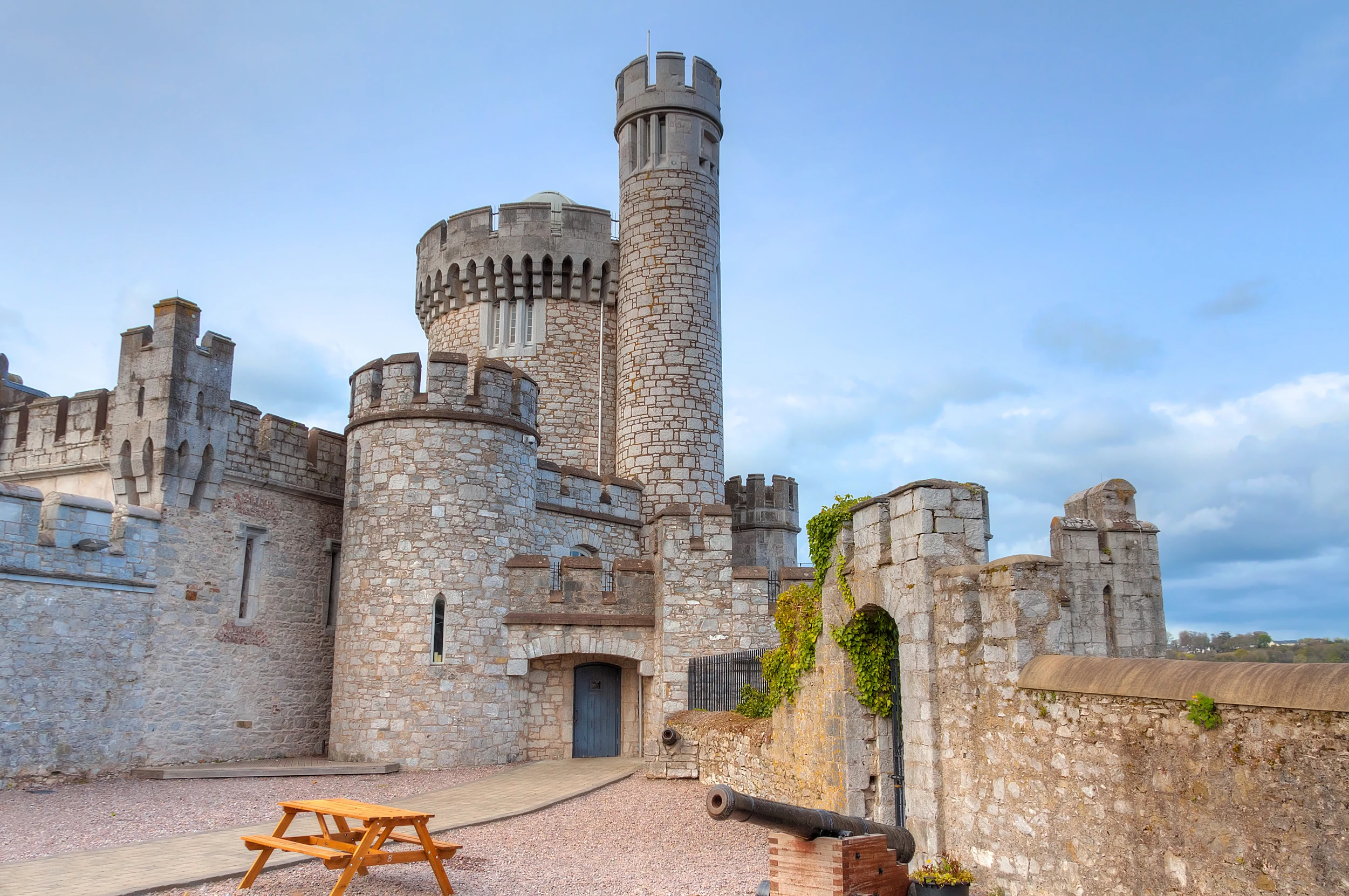Blick auf eine beeindruckende mittelalterliche Burg mit Türmen und Steinmauern.