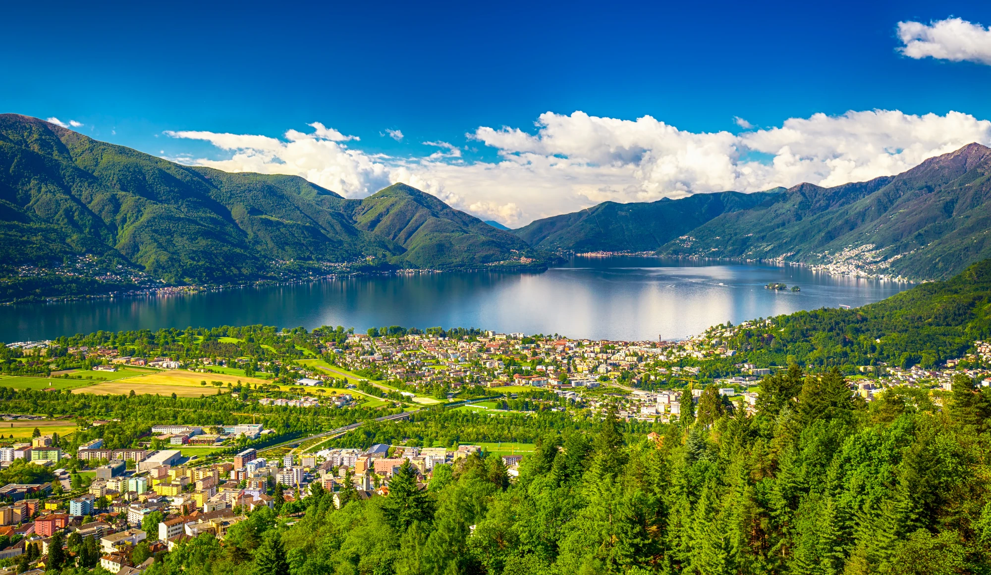 Blick auf Locarno und Lago Maggiore vom Cardada Berg in den Schweizer Alpen