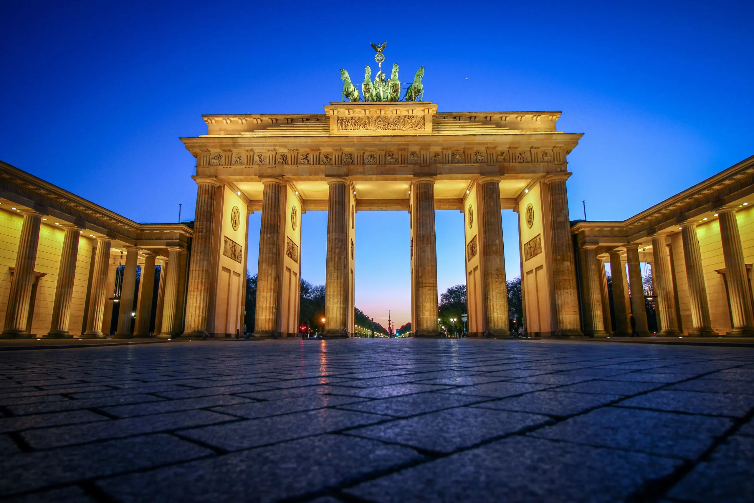 Das Brandenburger Tor in der Abenddämmerung.