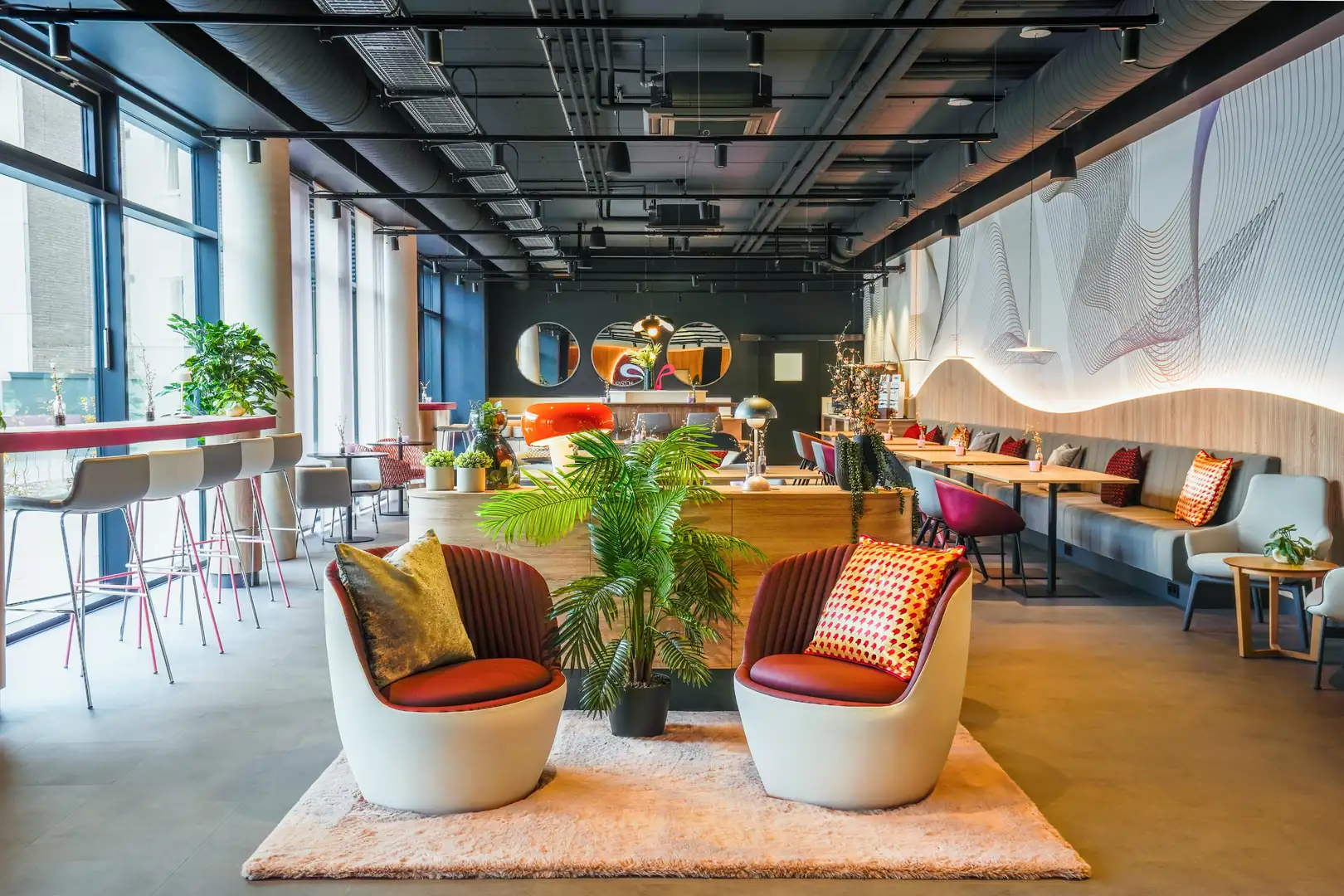 Modernes Café-Interieur mit stilvollen Sesseln und Pflanzen