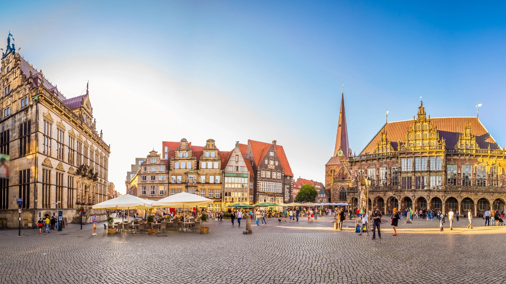 Panoramablick auf den Bremer Marktplatz mit historischen Gebäuden und Menschen.