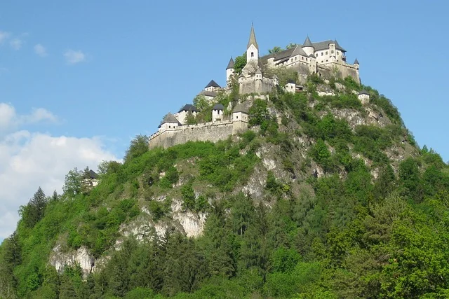 Ansicht der Burg Hochosterwitz in Kärnten, Österreich, die majestätisch auf einem steilen Felsen liegt.