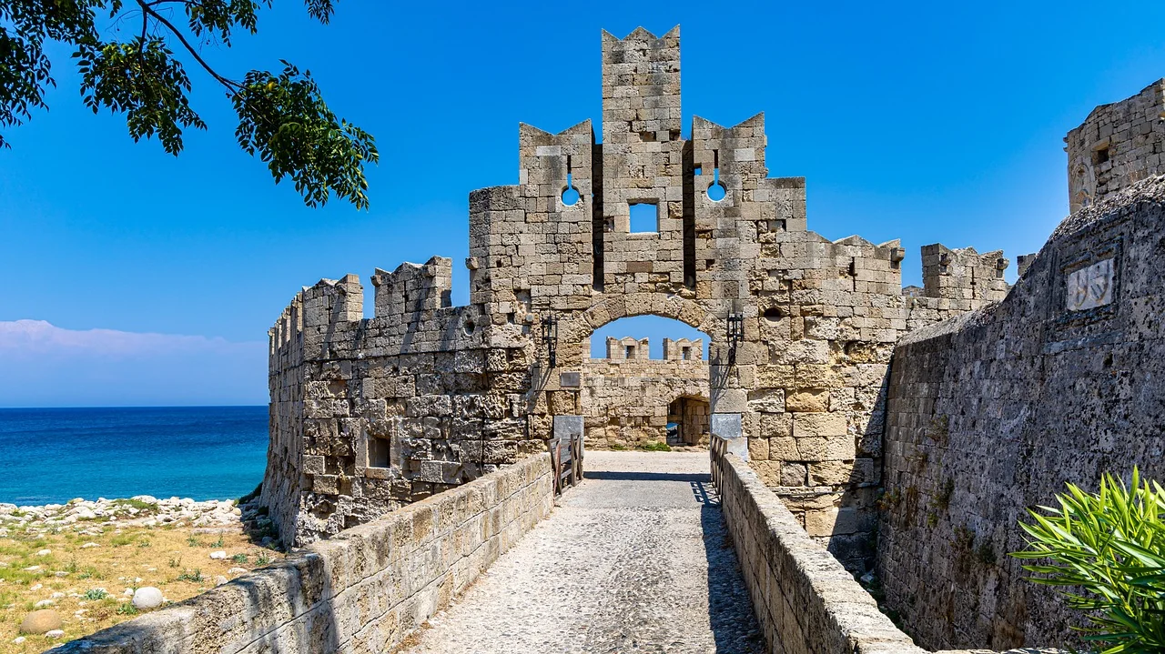 Toreingang der Burgruine Aggstein mit Blick auf die Donau im Hintergrund.