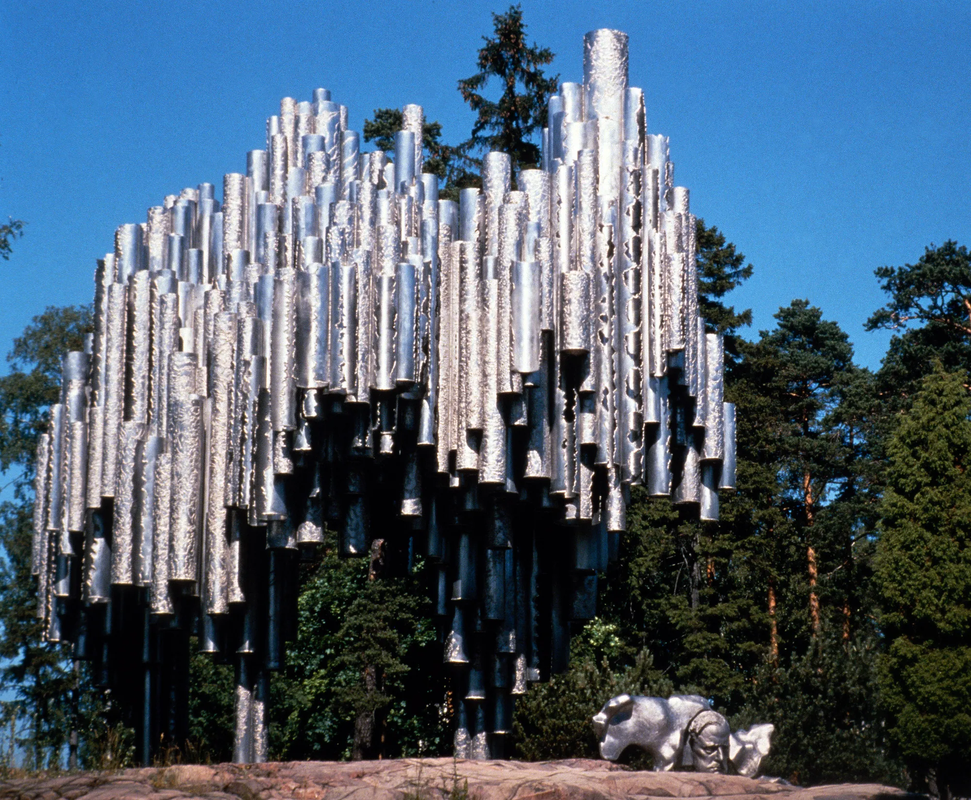 Das Helsinki Sibelius-Denkmal, bestehend aus 600 wellenförmigen Stahlrohren, erstrahlt bei Tageslicht und beeindruckt durch seine moderne, skulpturale Form, die an Orgelpfeifen erinnert.