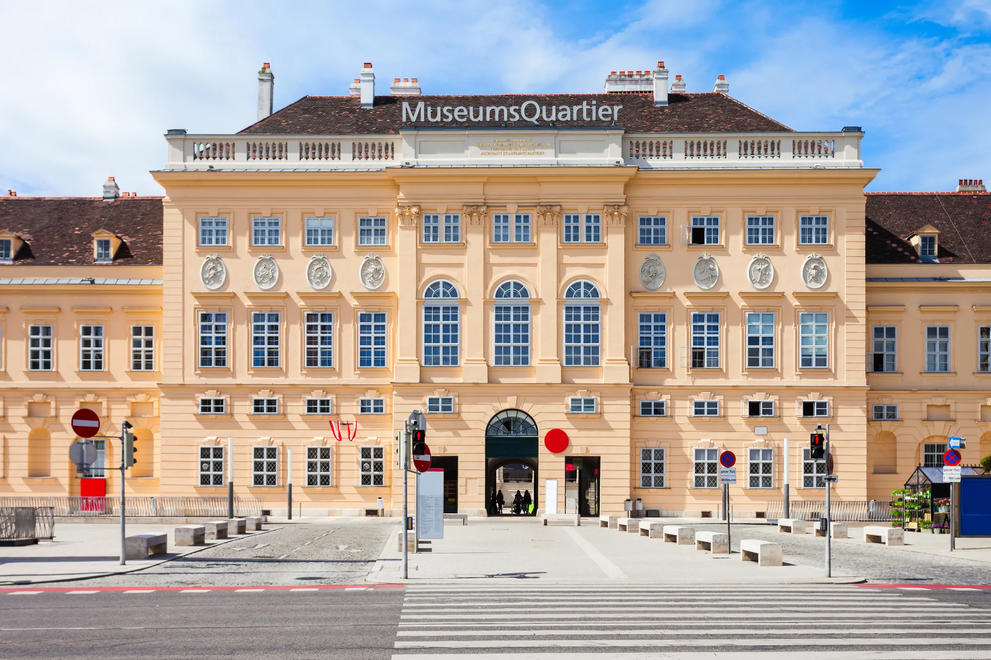 MuseumsQuartier Frontansicht - helles größes Gebäude