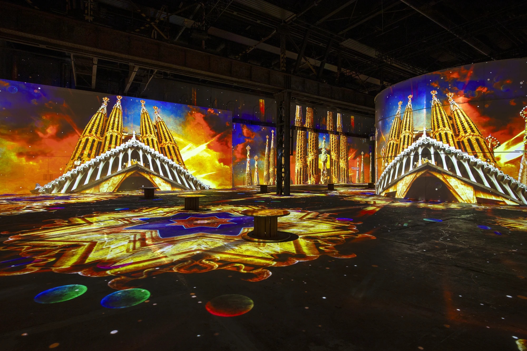 Das Bild zeigt eine beeindruckende, immersive Projektion im 