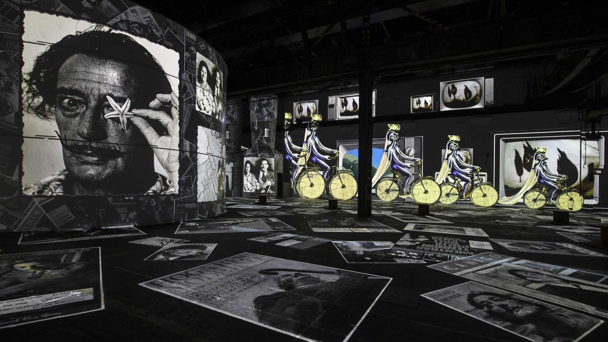 Das Bild zeigt eine beeindruckende Licht- und Projektionsinstallation im 