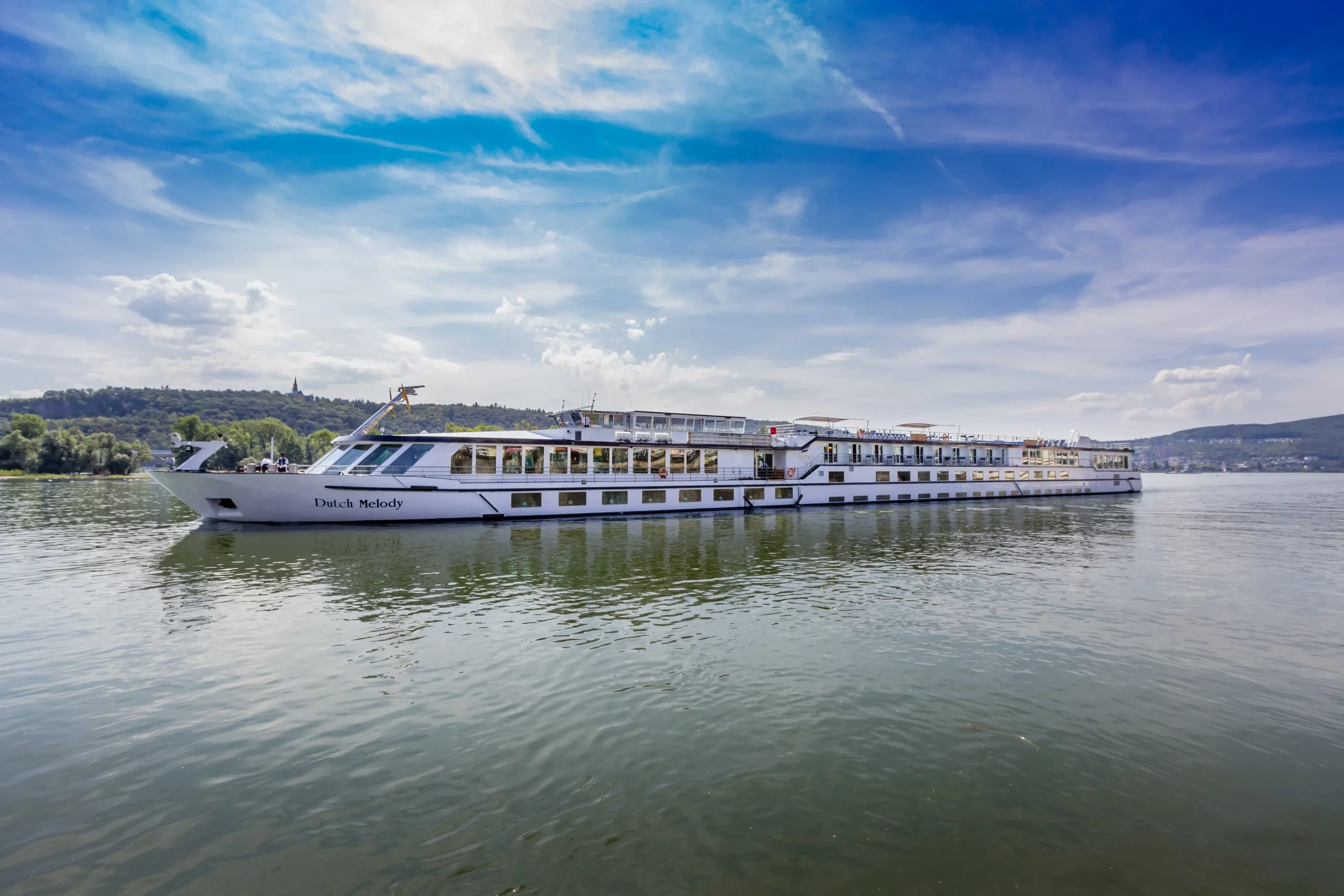 Ein niederländisches Kreuzfahrtschiff, die Dutch Melody, fährt auf ruhigem Wasser.