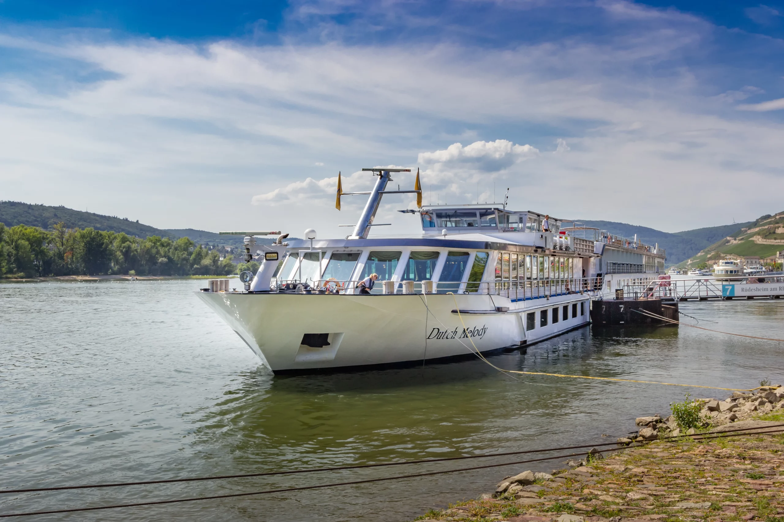 Malerische Landschaft am Rhein mit einem Kreuzfahrtschiff