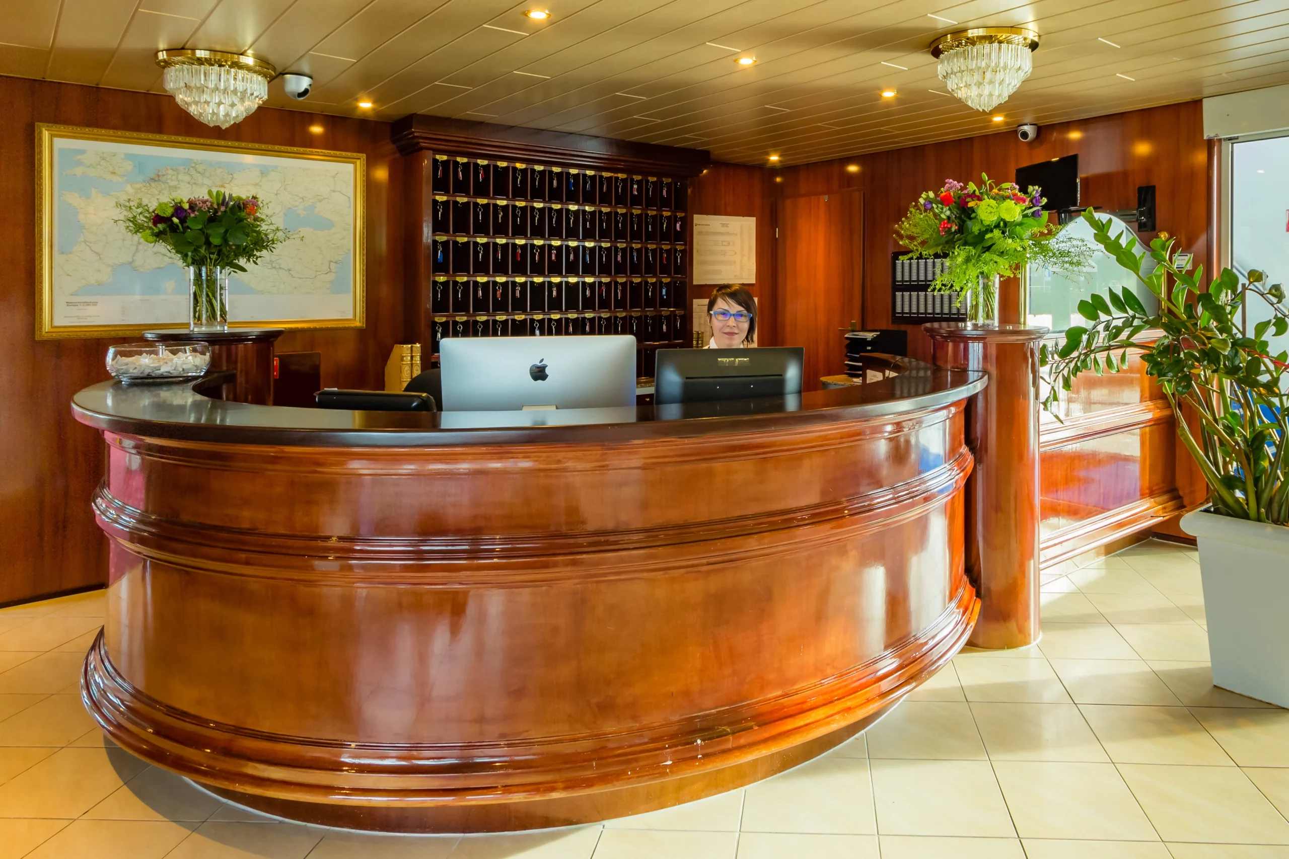 Hotel-Lobby mit Pflanzen und einladendem Empfangsbereich.