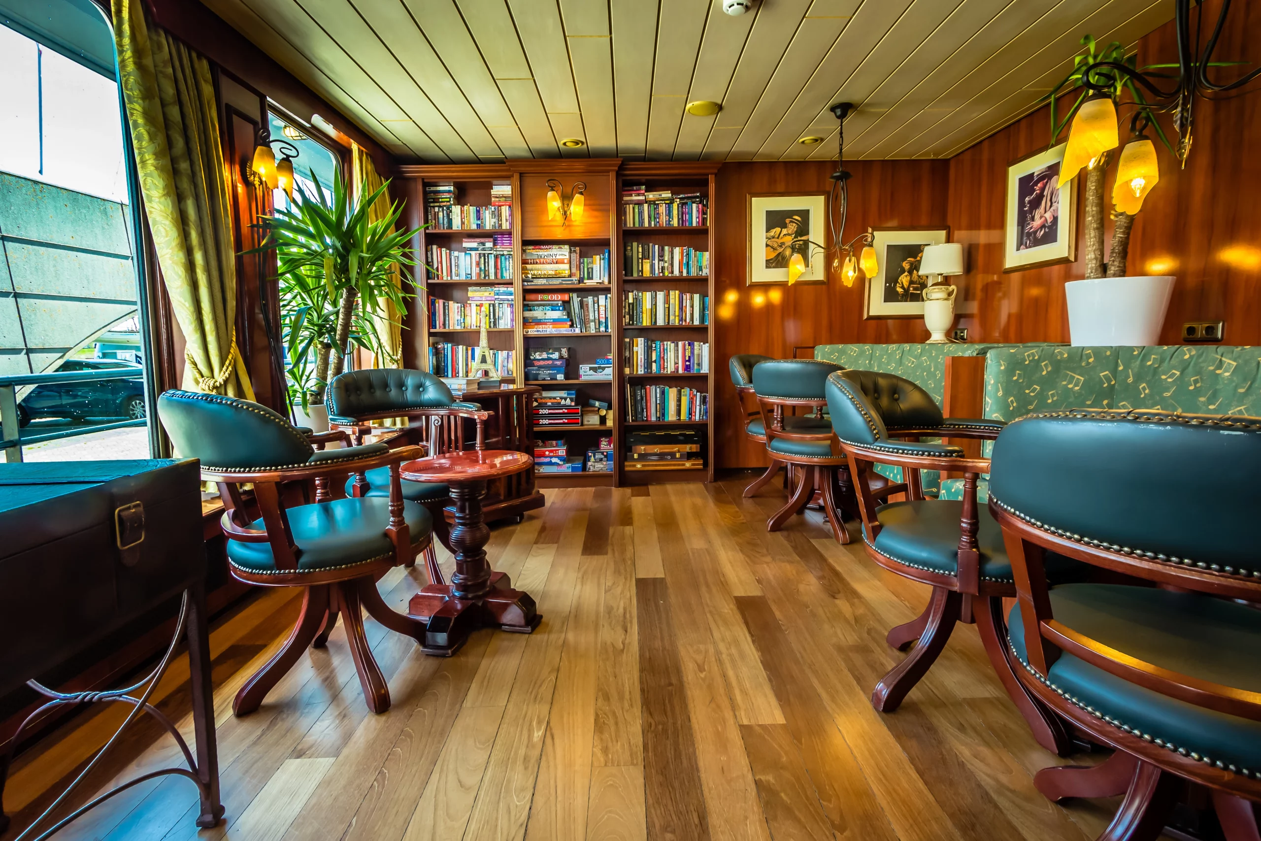 Entspannungsbereich mit bequemen Stühlen und einem Tisch.