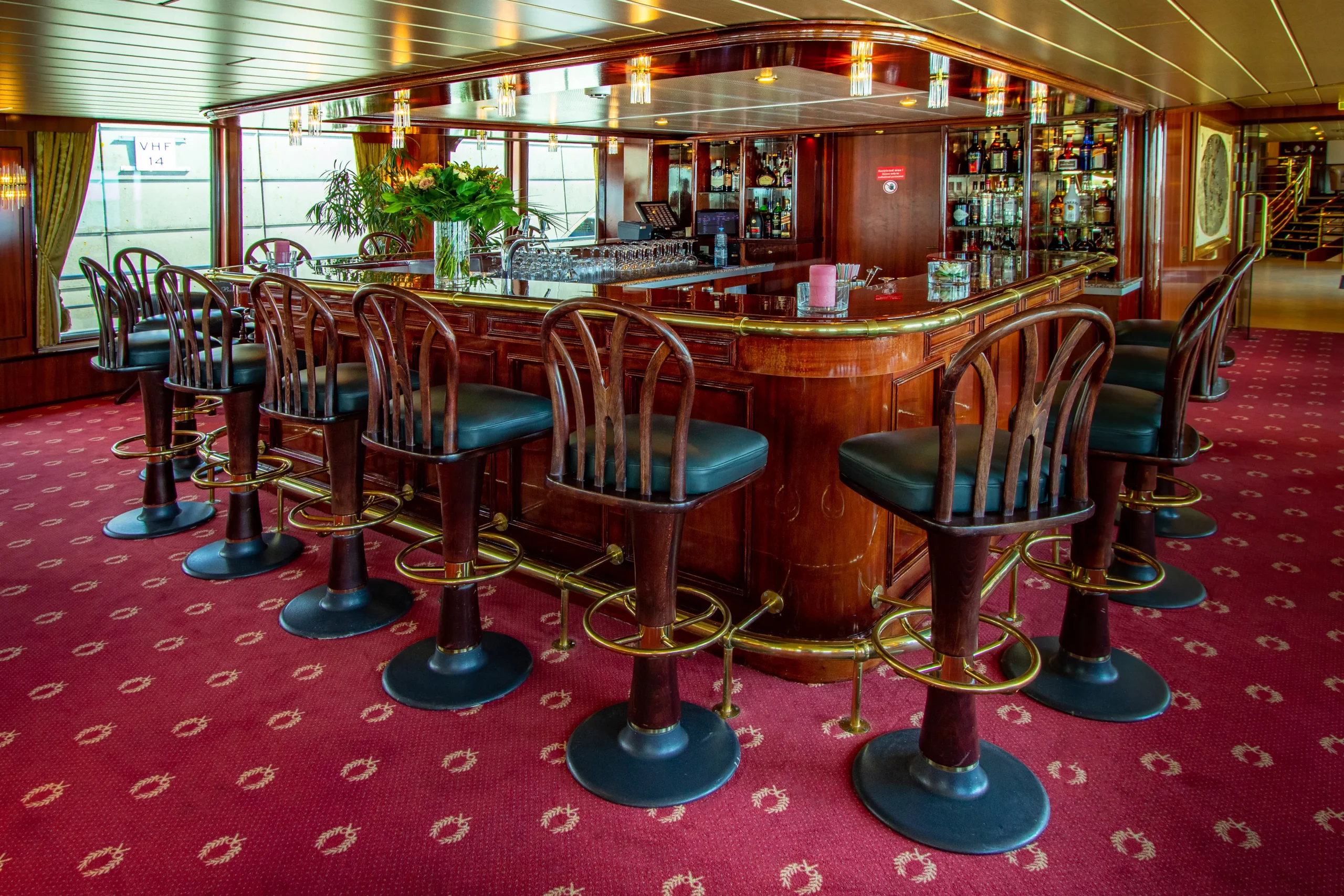 Elegante Bar mit frischen Blumenarrangements und einer einladenden Atmosphäre.