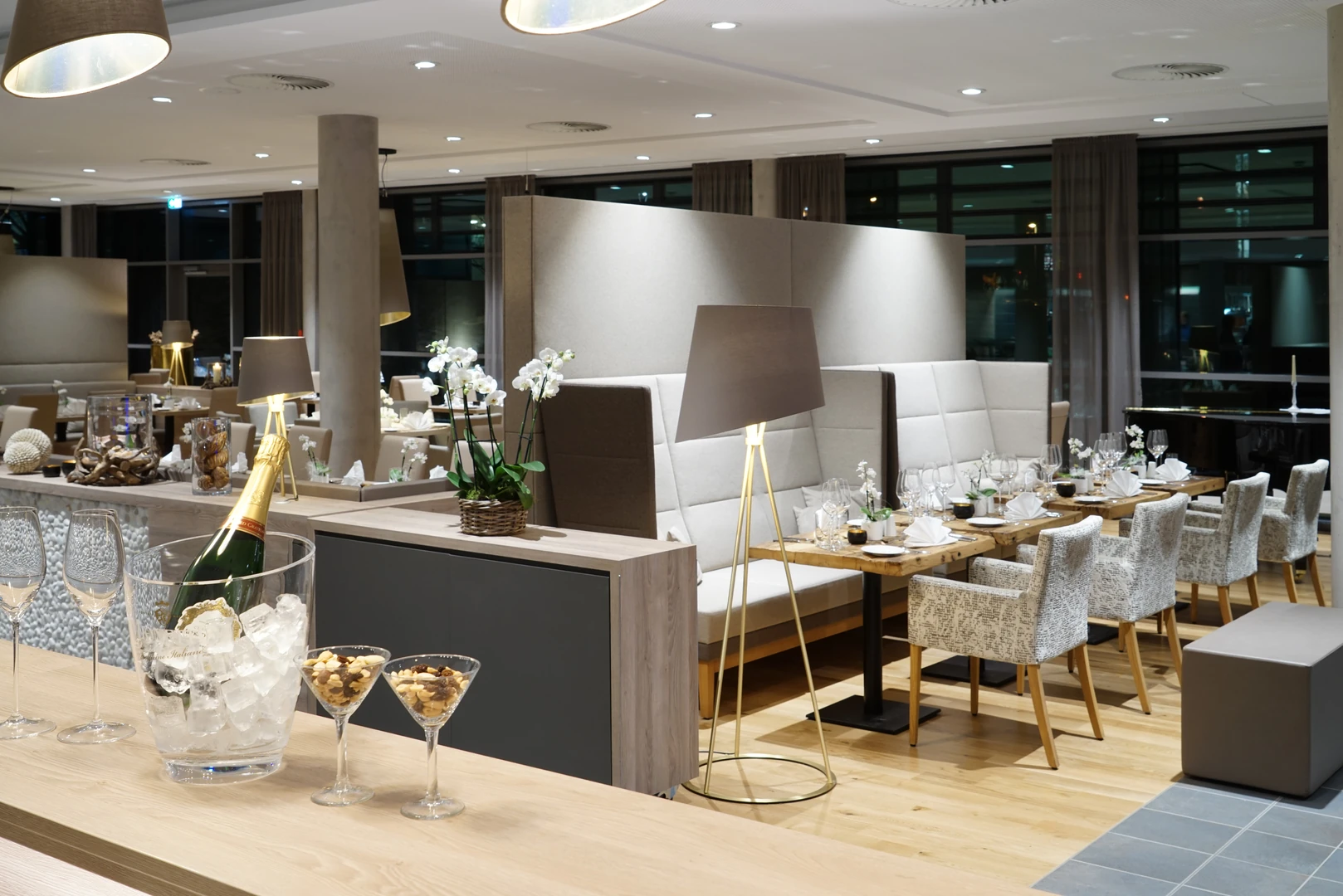 Stilvoll eingerichtetes Restaurant im Wonnemar Resort Wismar mit eleganter Atmosphäre, modernen Sitzbereichen und geschmackvollen Details für ein exklusives kulinarisches Erlebnis.