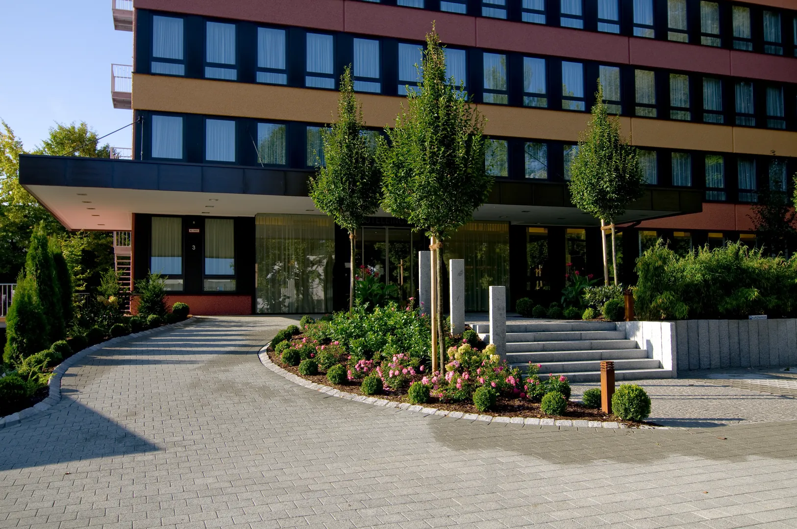 Achat Hotel München Süd Außenansicht bei Sonne