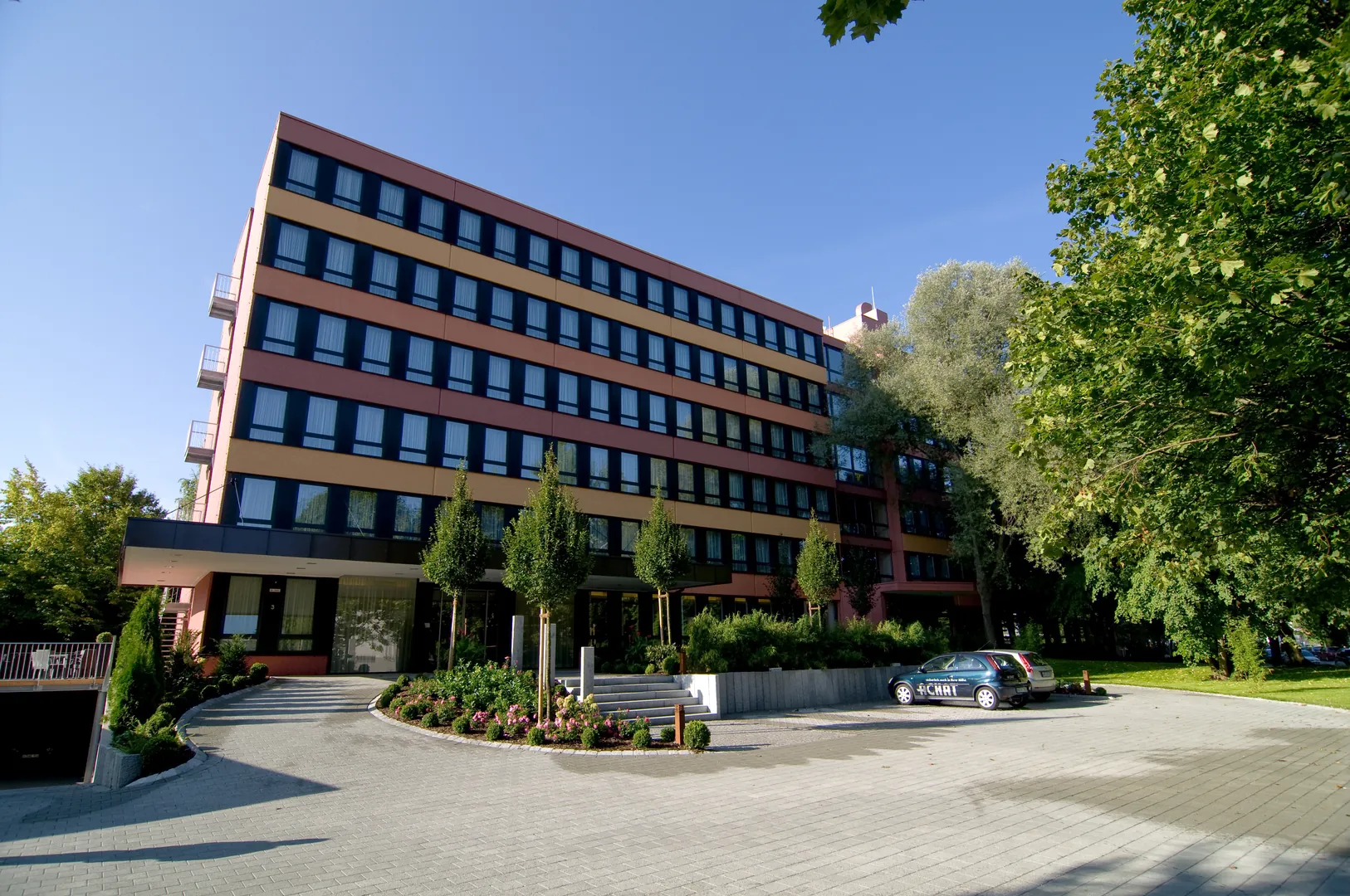 Achat Hotel München Süd Außenansicht bei Sonne