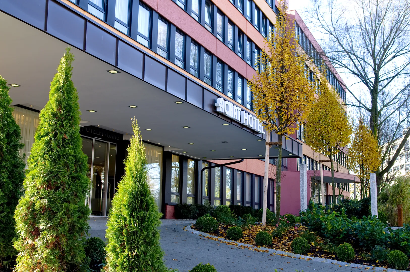 Achat Hotel München Süd Außenansicht bei Sonne