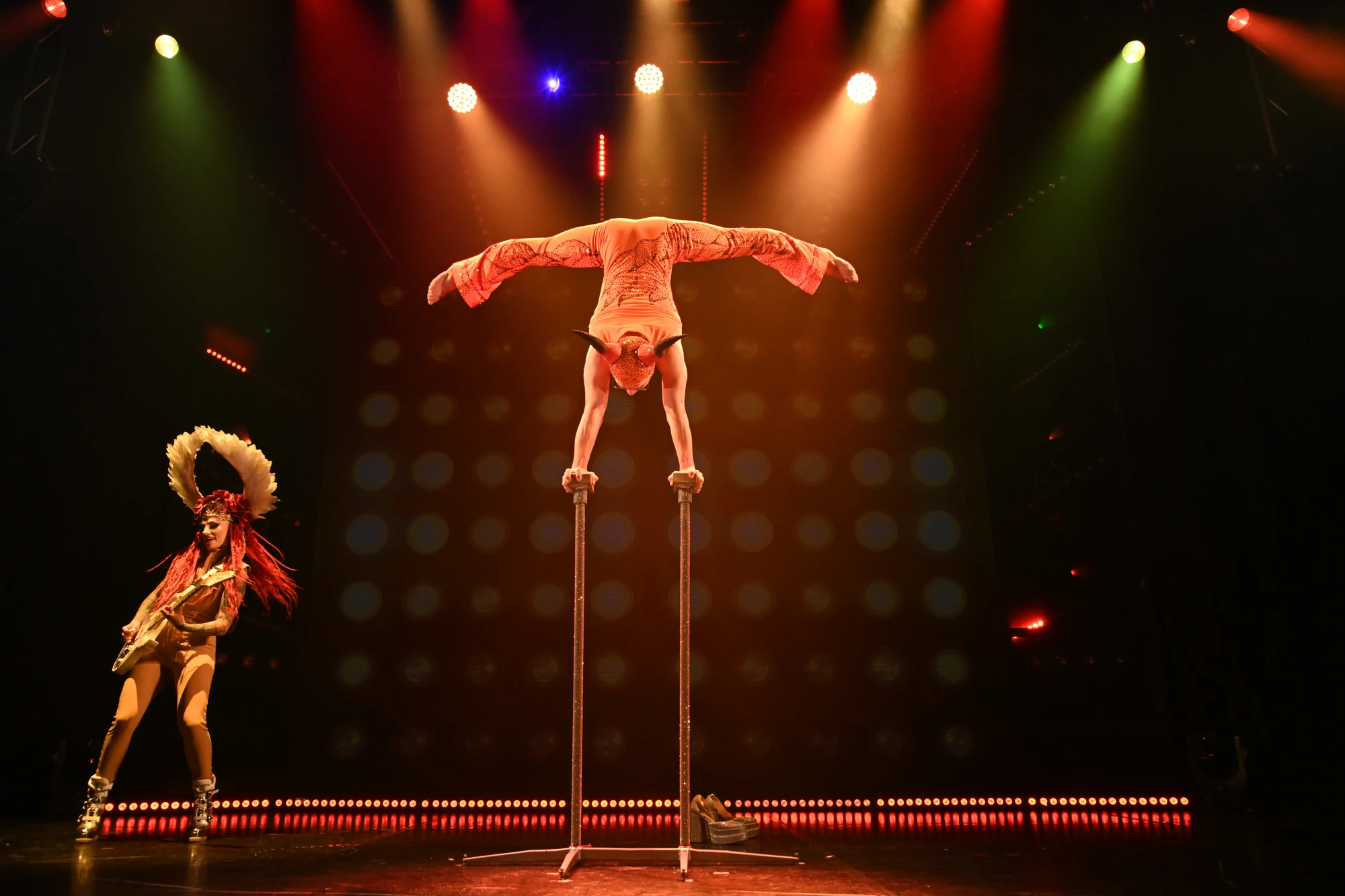 Akrobat mit E Gitarren Spielerin, verkleidet