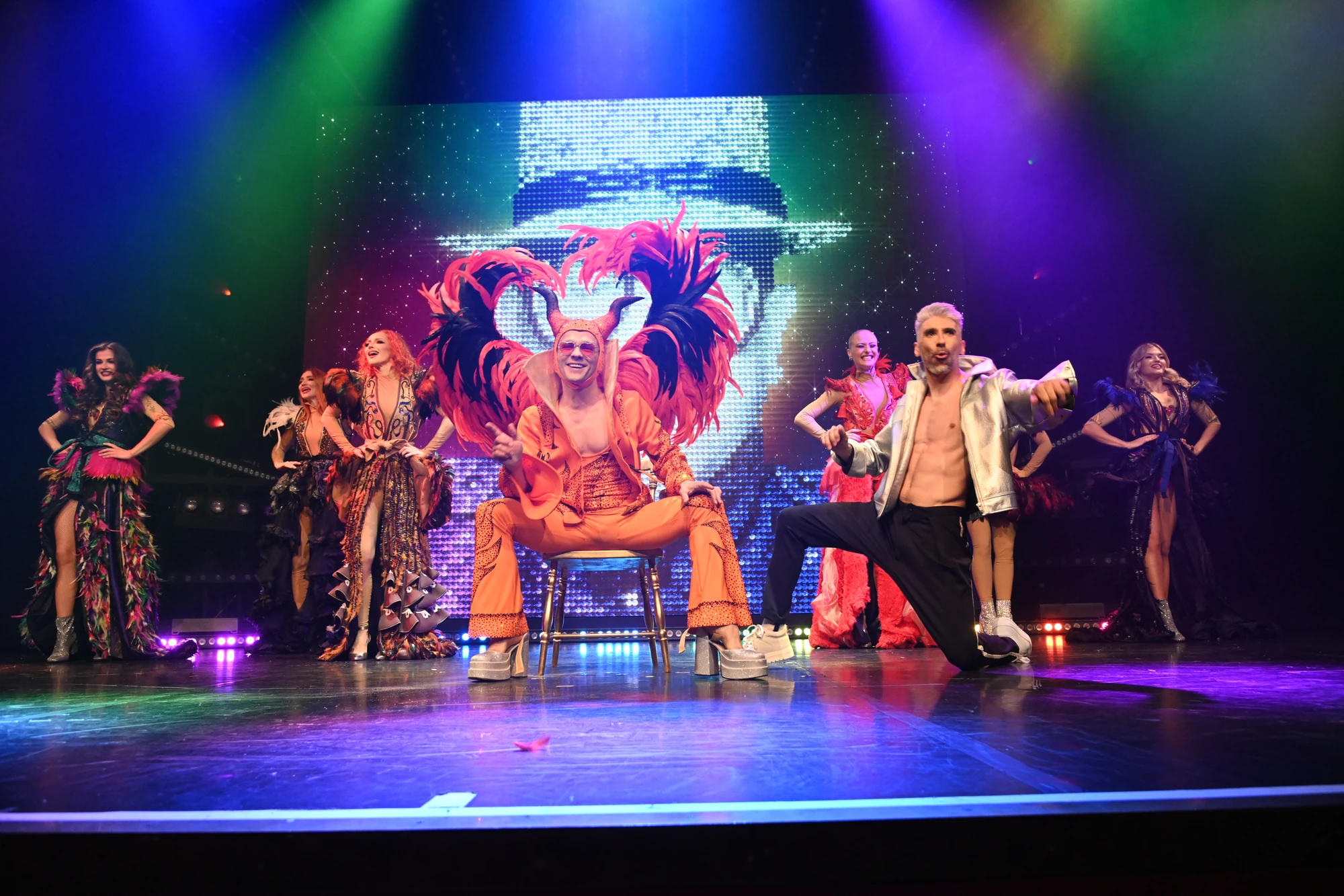 Elton John Double im GOP Bonn, mit Teufelshörnern und Flügeln