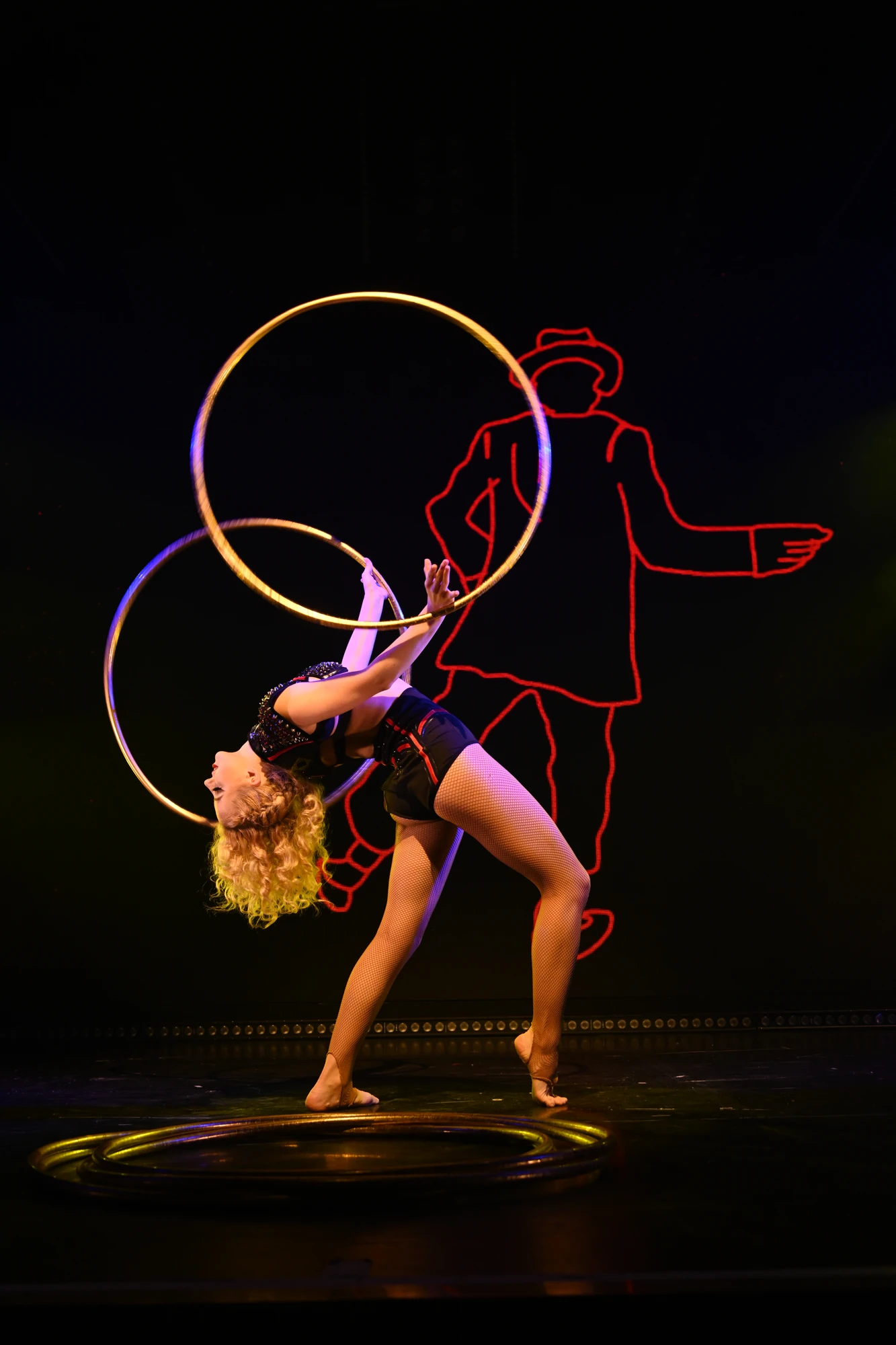 Frau mit 2 Hulla Hoop Reifen