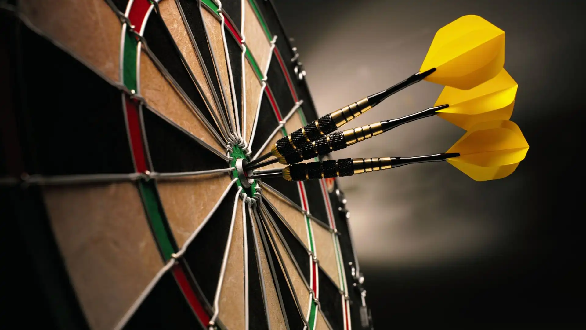 Dartscheibe mit drei gelben Pfeilen im Bullseye