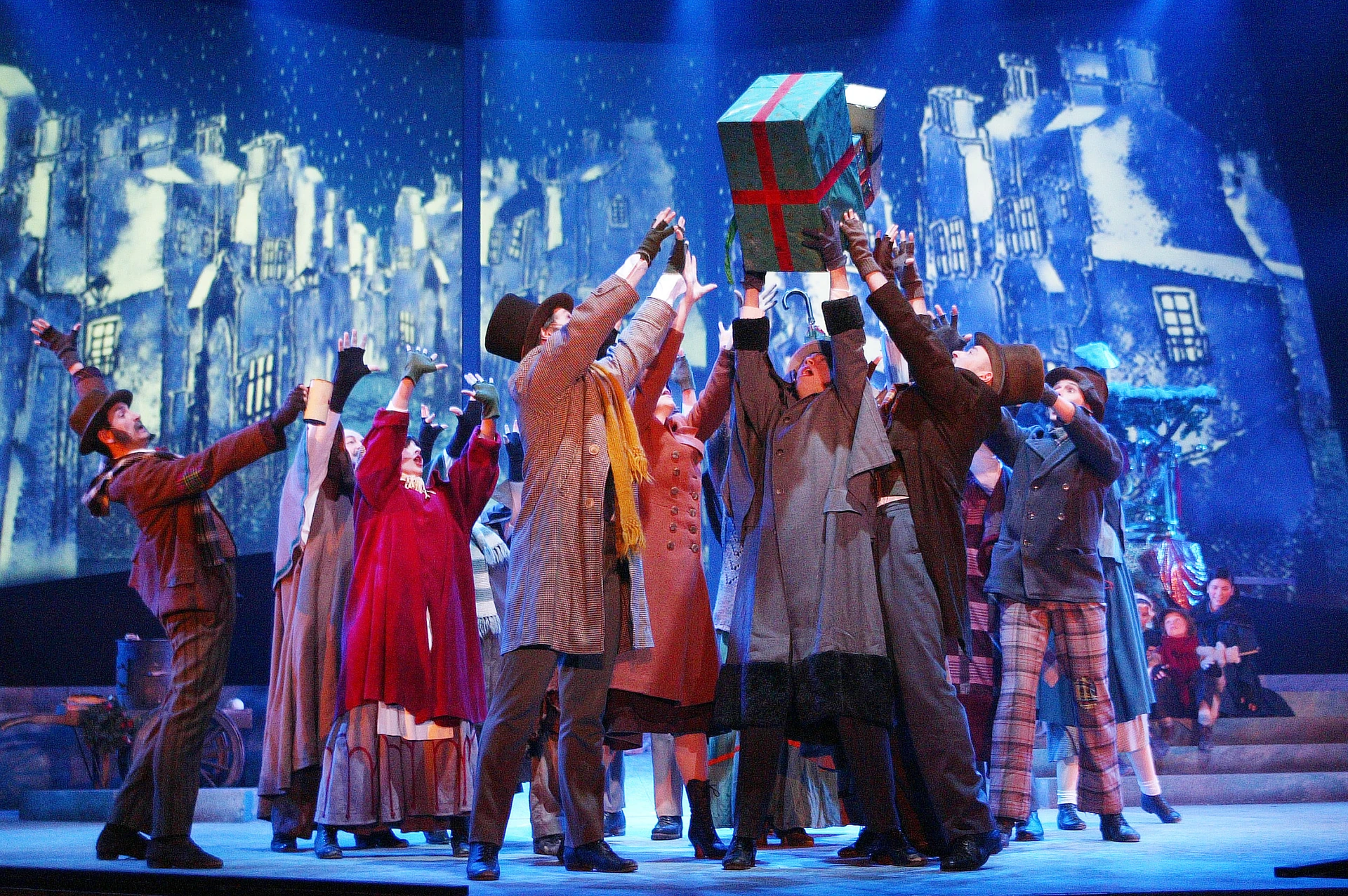 Zweite Szene von Darstellern mit aufeinandergestapelten Geschenken