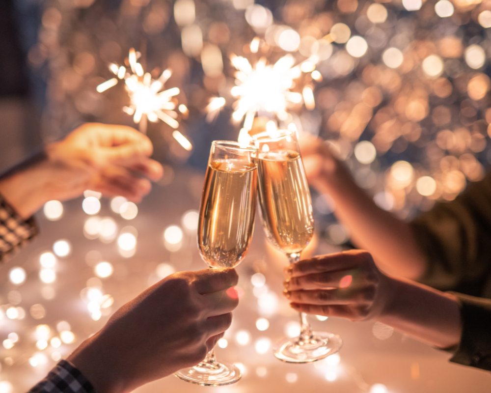 Anstoßen zum Silvesterabend