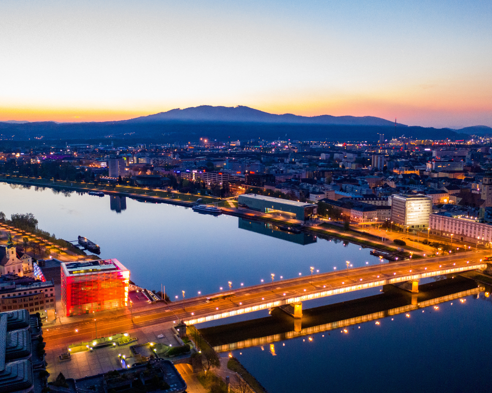 Linz bei leichter Abenddämmerung.