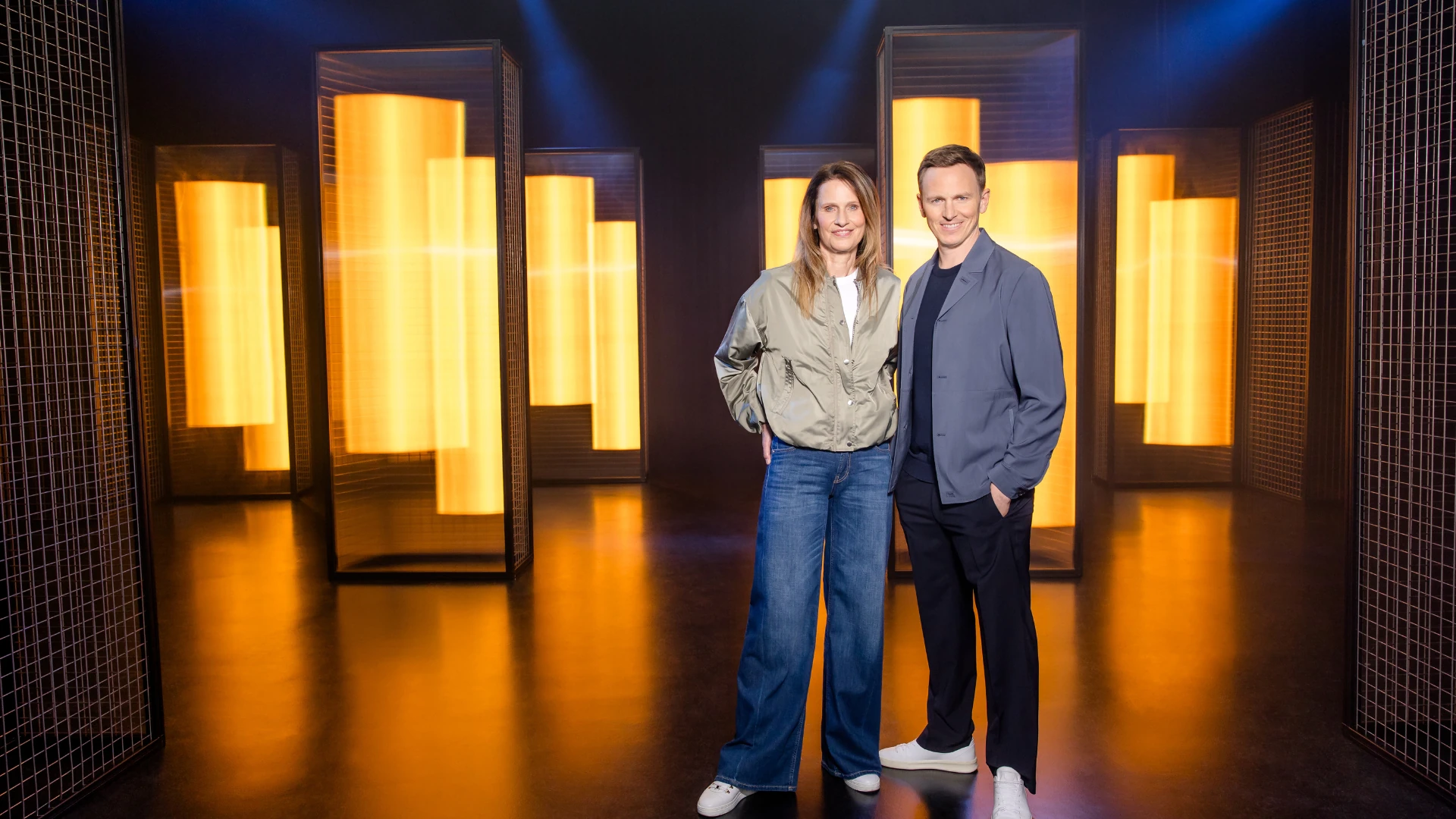 Katrin Müller-Hohenstein und Jochen Breyer stehen nebeneinander und blicken in die Kamera.