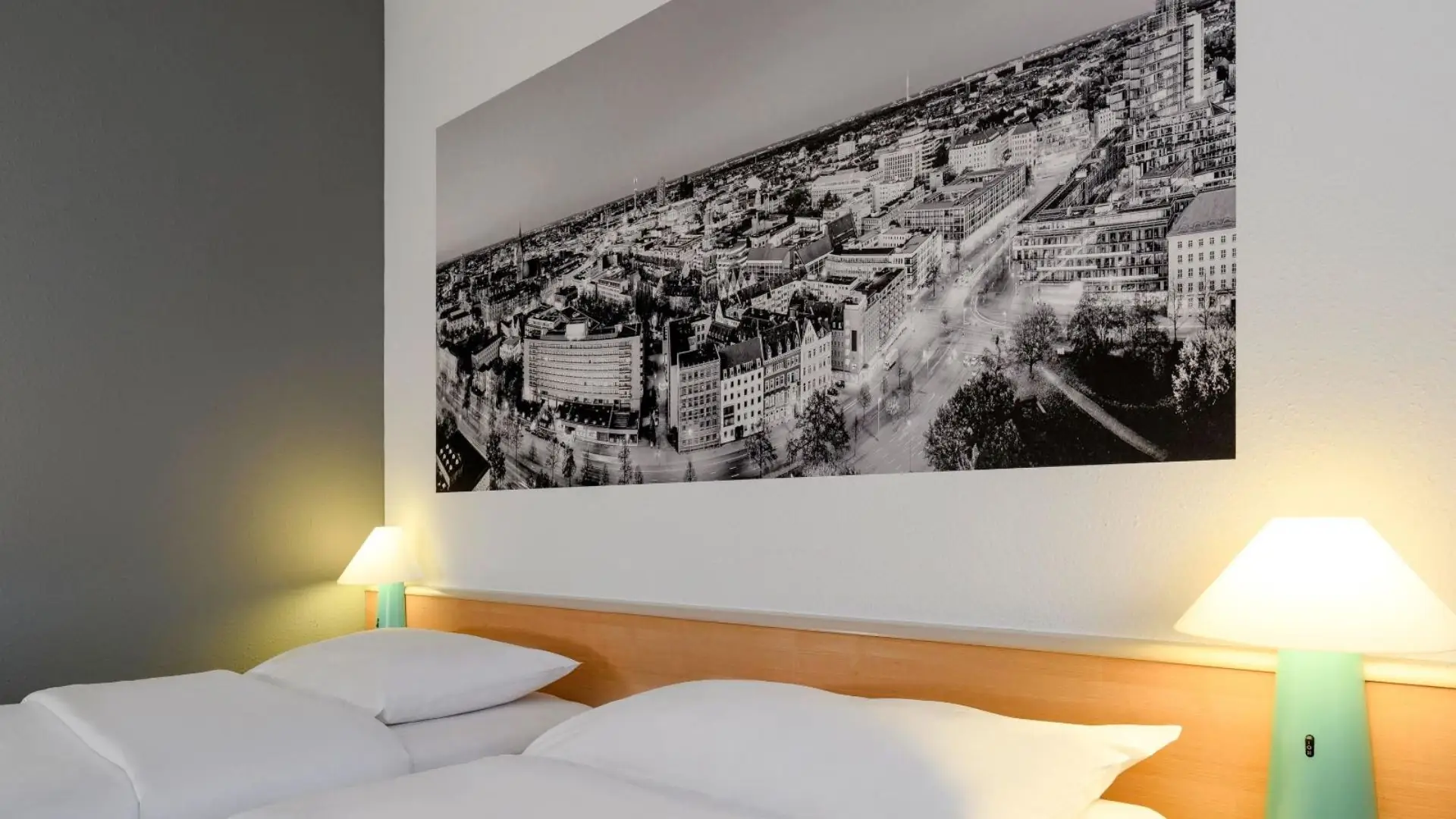 Schlafzimmer mit einer Schwarz-Weiß-Stadtansicht an der Wand