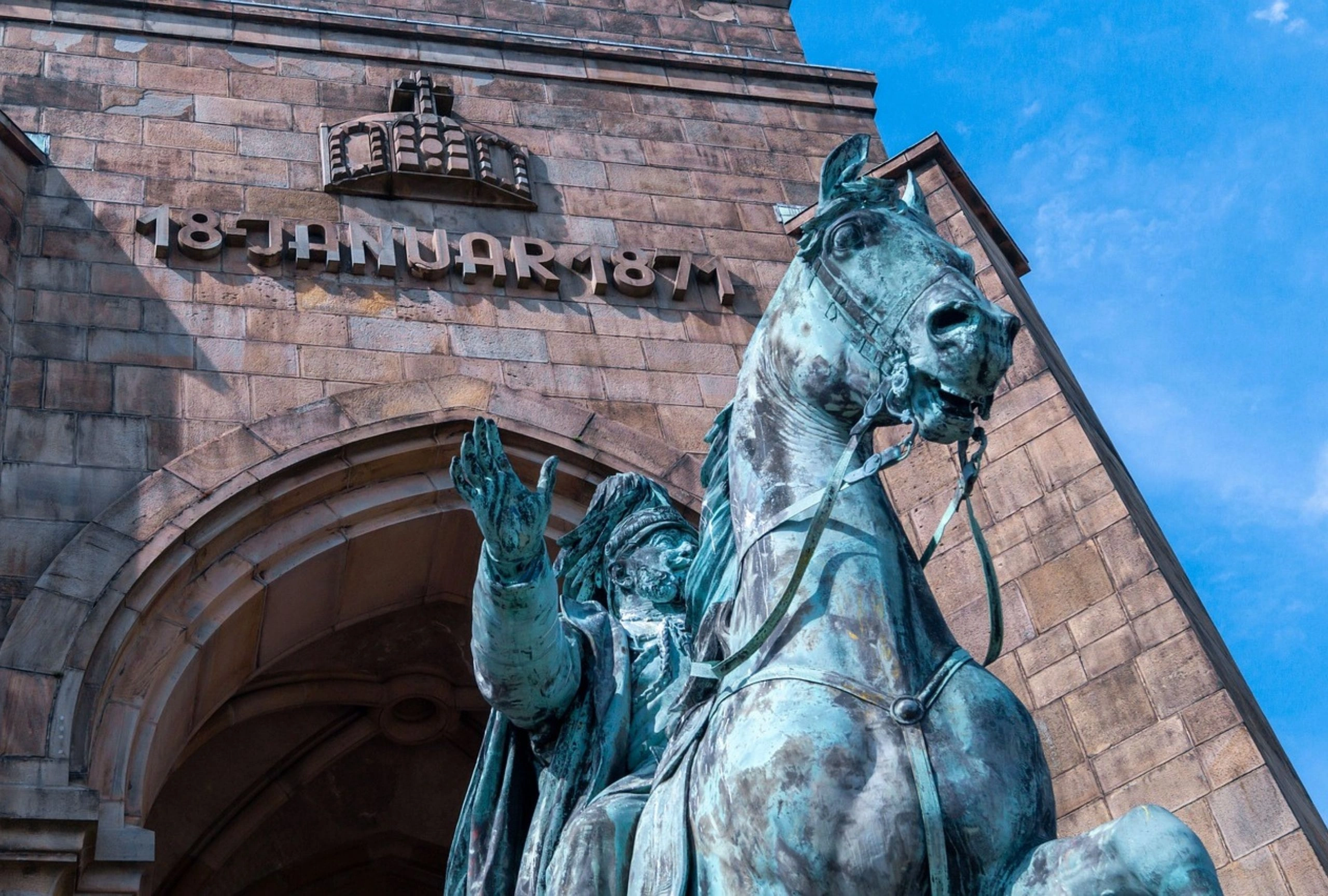 Reiterstatue, die den historischen Tag 18. Januar 1871 darstellt.
