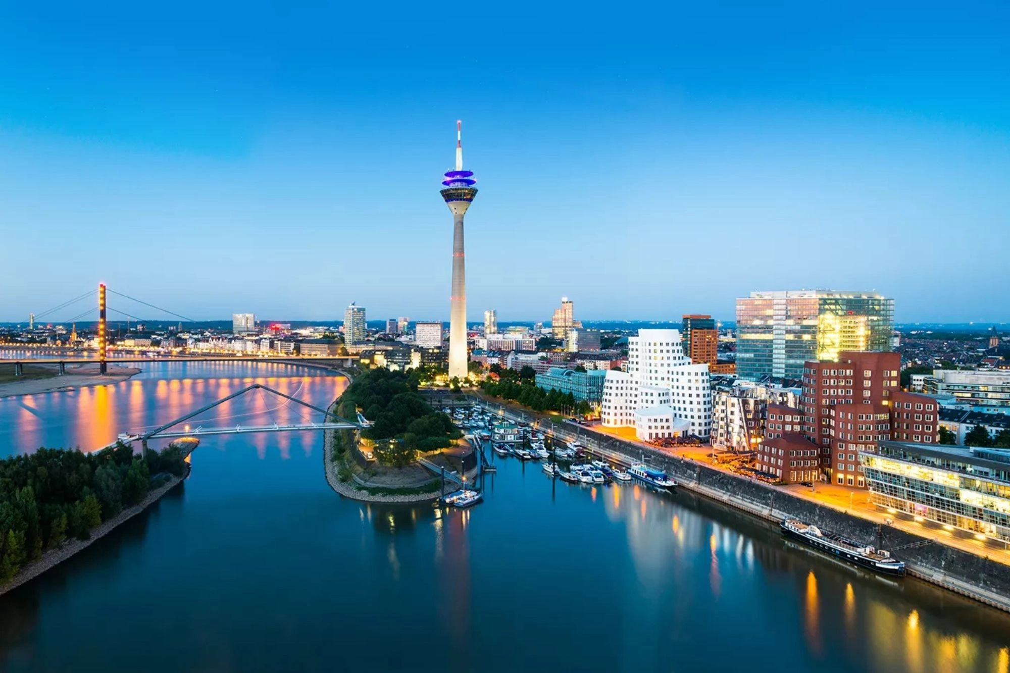 Hafen in der Stadt Düsseldorf in der Abenddämmerung