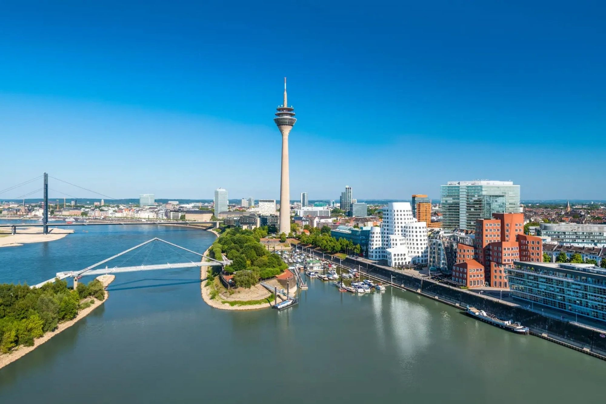 Sonniges Rheinpanorama in Düsseldorf mit Rheinturm Düsseldorf im Zentrum