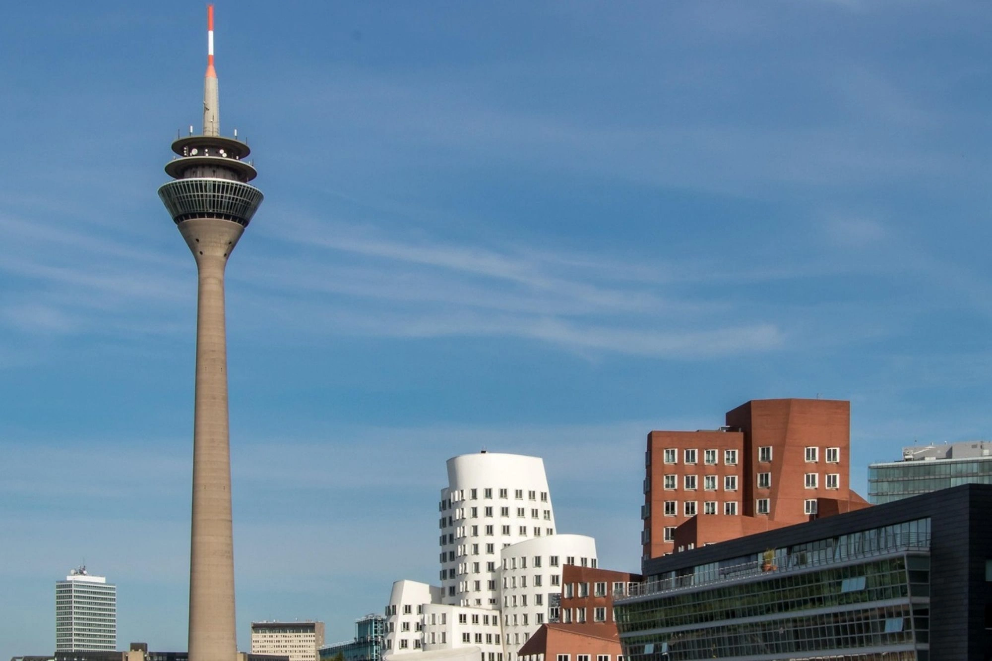 Rheinturm Fernsehturm und moderne Gebäude in Düsseldorf bei klarem Himmel
