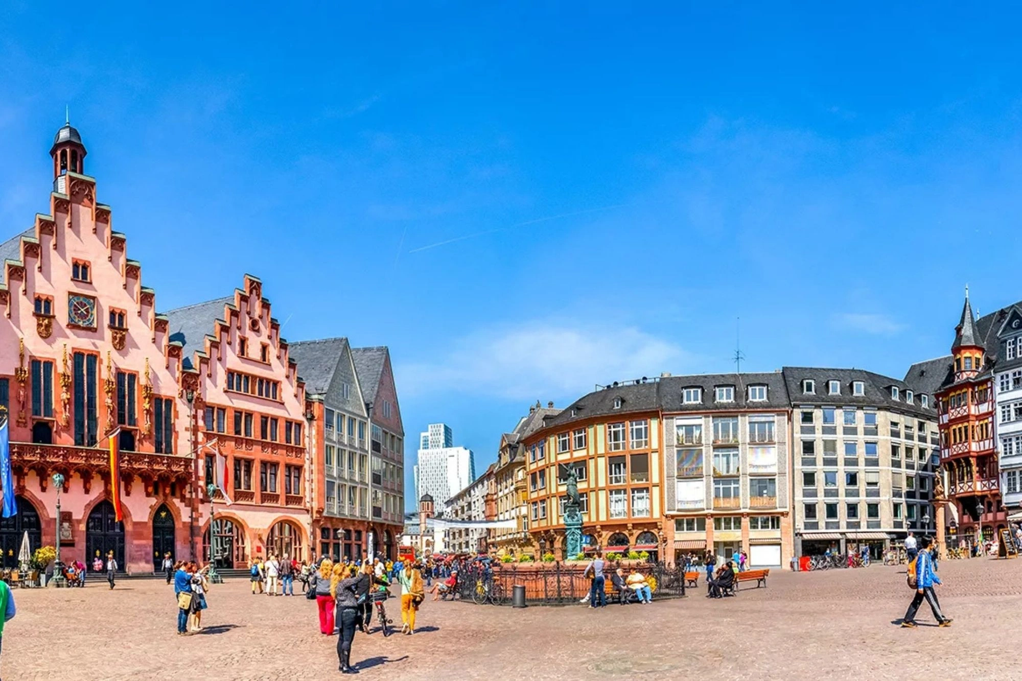360 Grad-Blick auf den sommerlichen Römerberg mit seinen bunten Fachwerkhäusern in Frankfurt am Main
