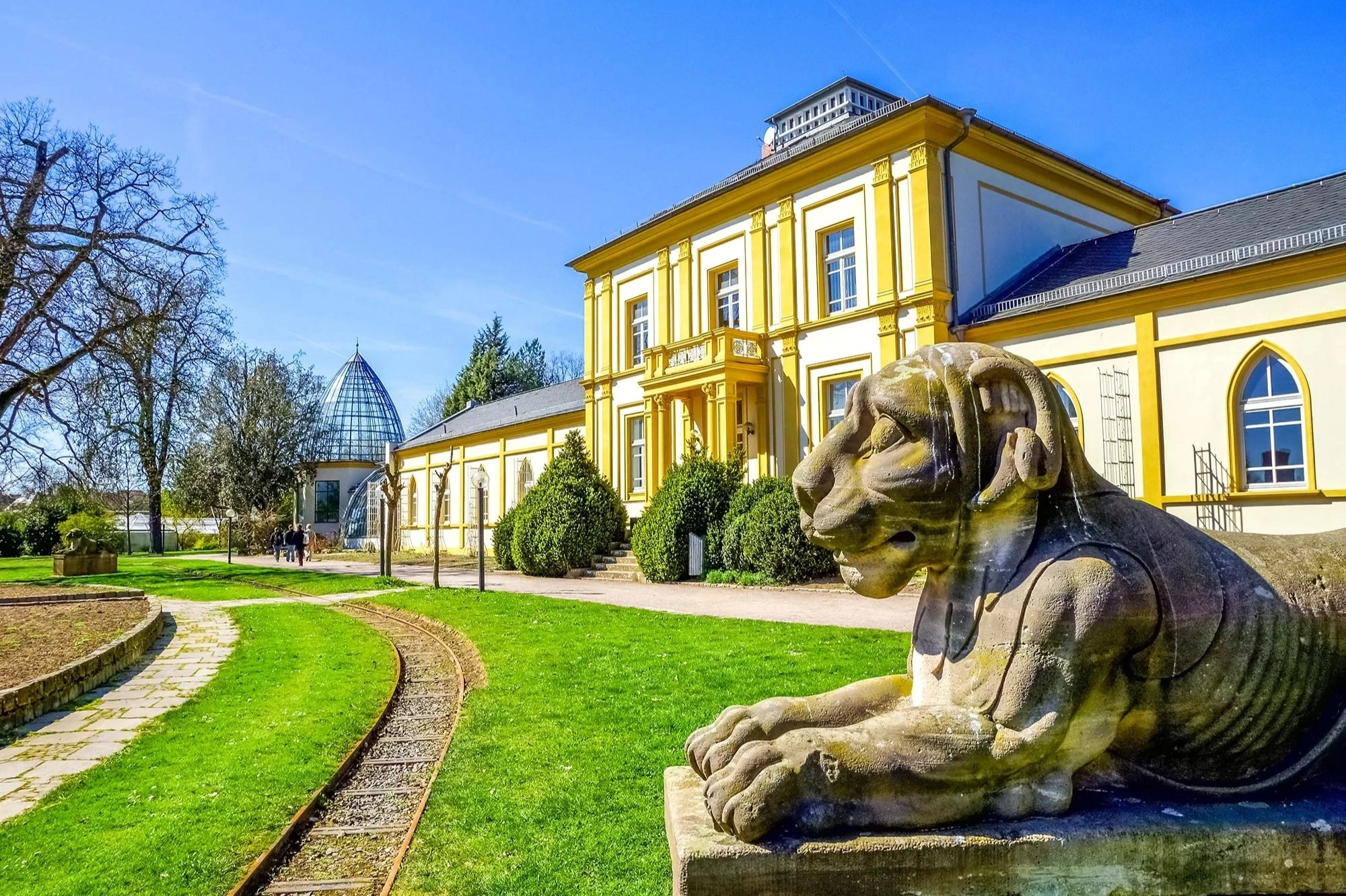 Außenansicht vom Palmengarten im Sommer in Frankfurt am Main