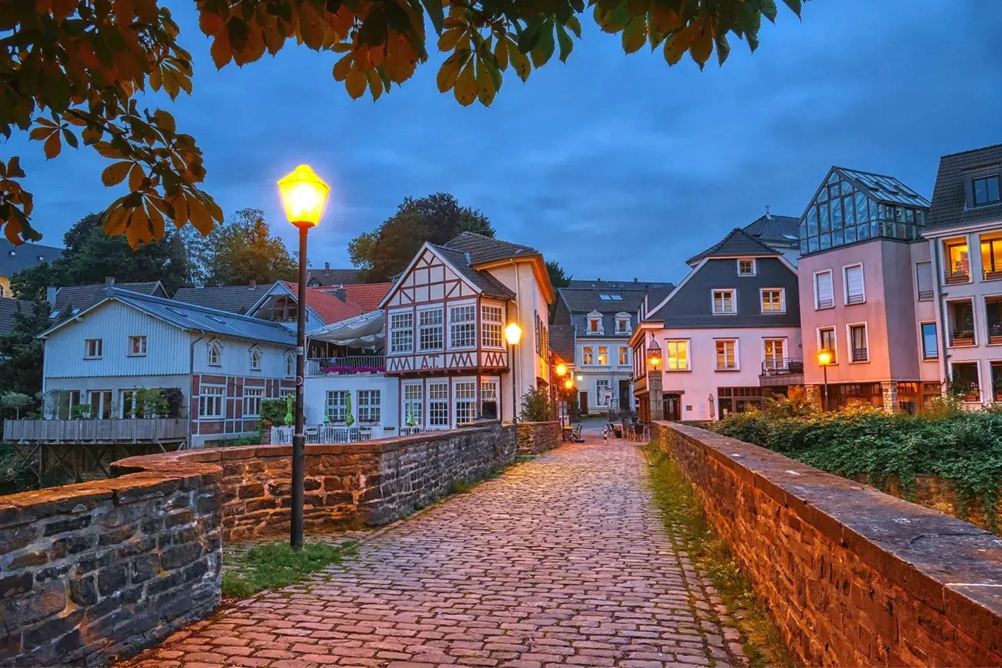 historische Brücke zur Altstadt von Essen in der Abenddämmerung