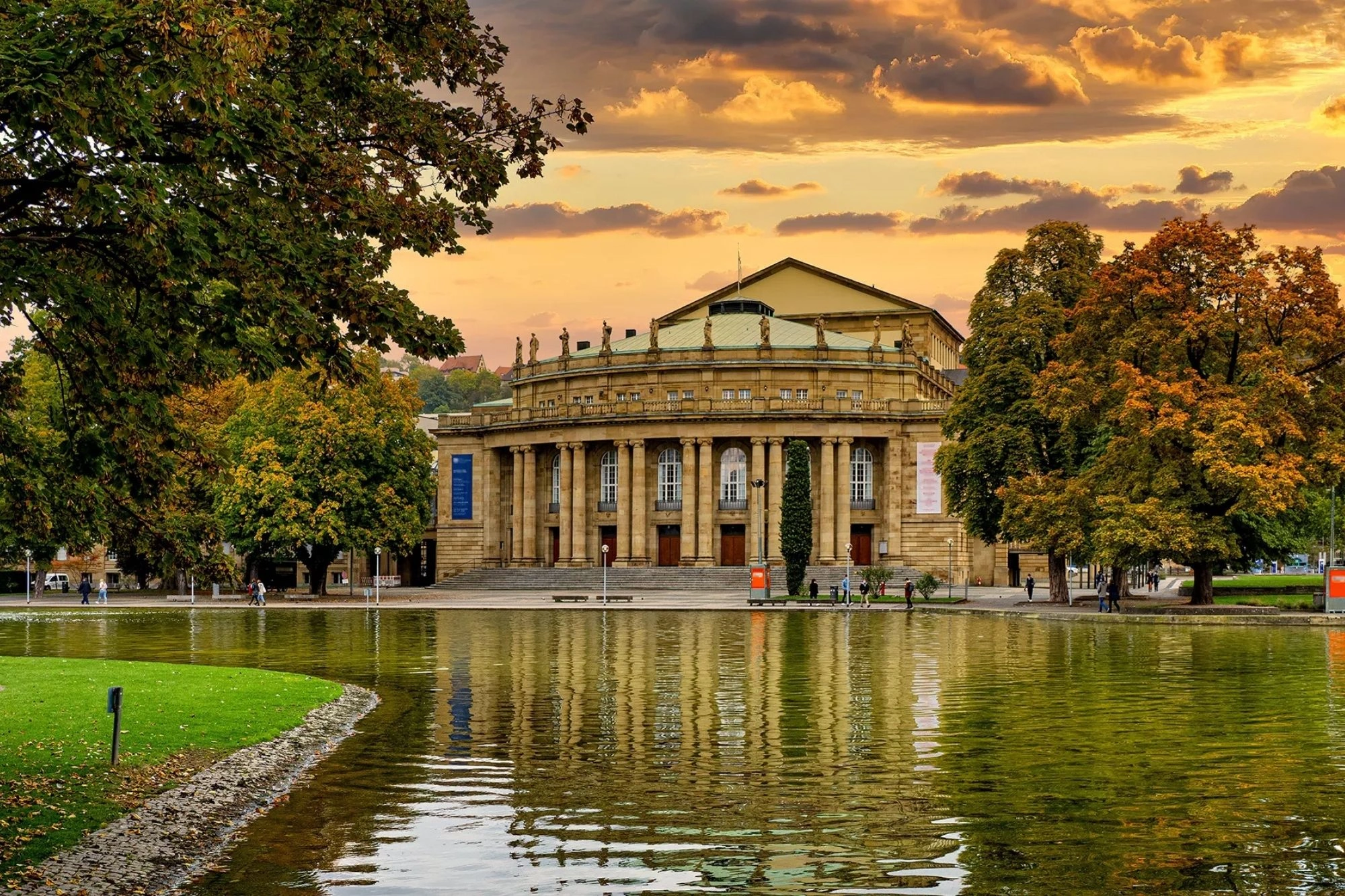Staatsoper Stuttgart im Stuttgarter Schloßgarten am Eckensee bei Sonnenuntergang