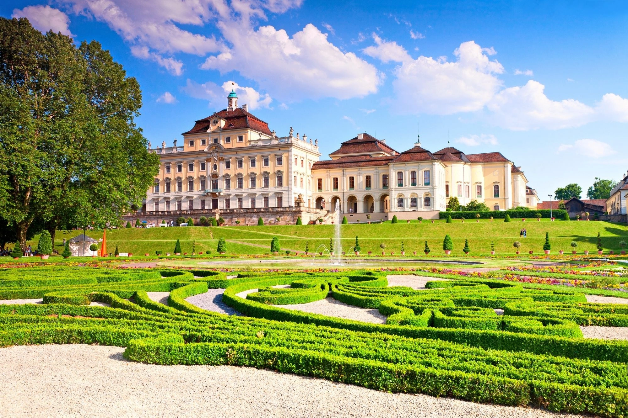 Wunderschöner Garten mit Schloss im Hintergrund