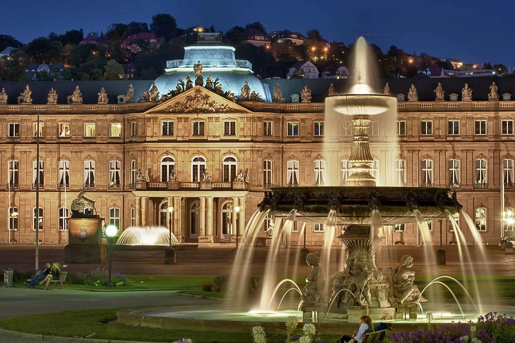 Historischer Brunnen in Stuttgart mit Schloss im Hintergrund