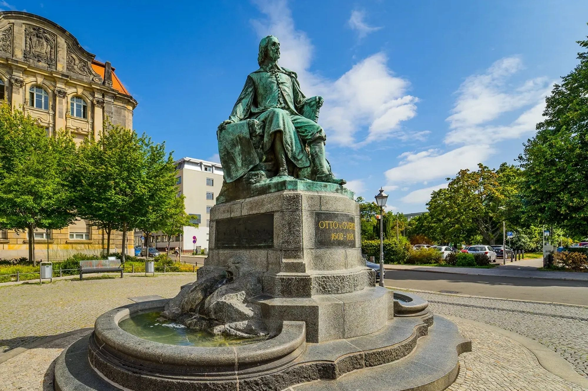 Das 1907 auf dem Platz „Bei der Hauptwache“ errichtete Denkmal des Diplomaten und Naturforschers otto-von-guericke