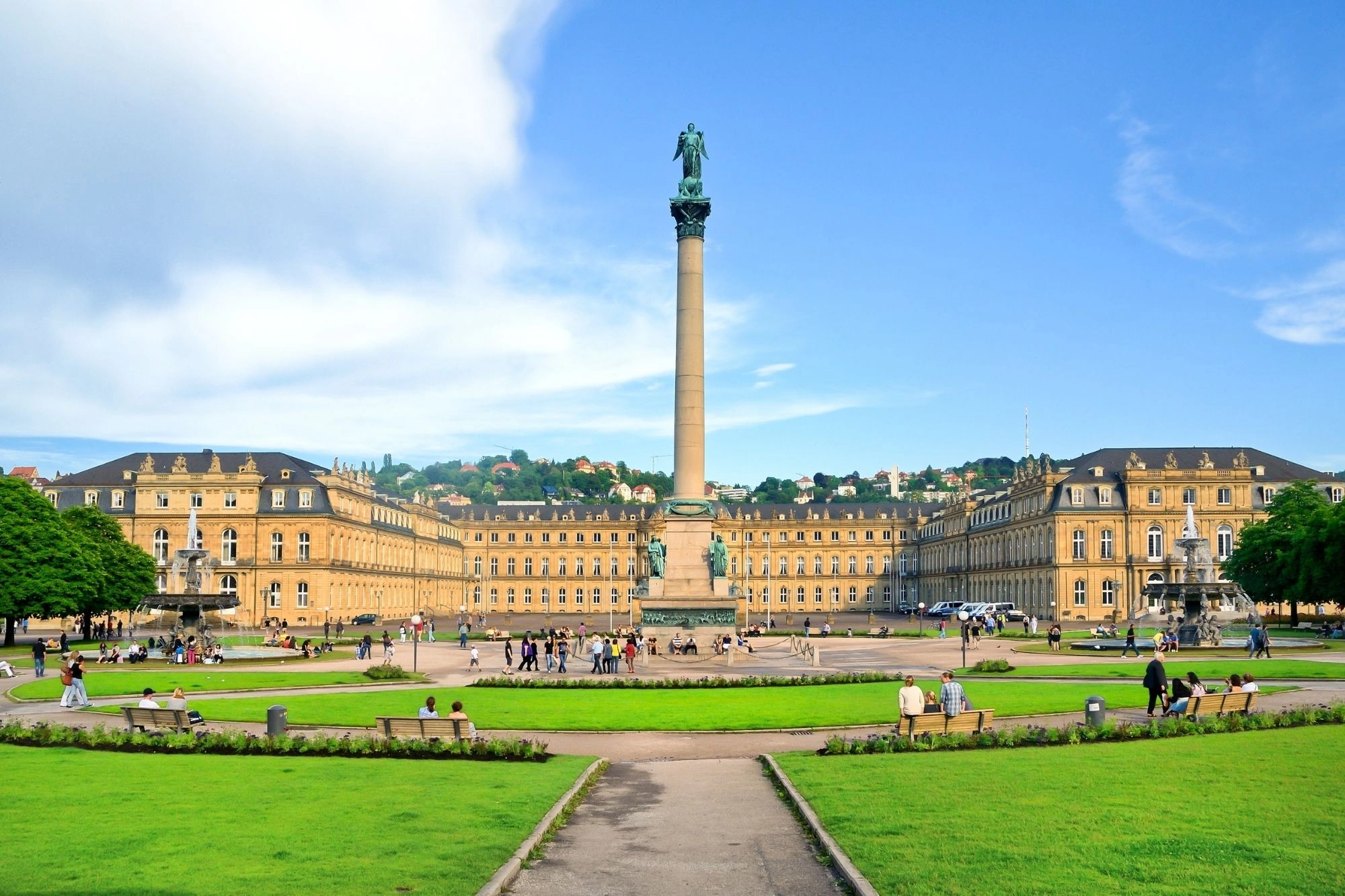 Schlossplatz in Stuttgart mit der Jubiläumssäule in der Mitte und dem Neuen Schloss im Hintergrund an einem sonnigen Tag