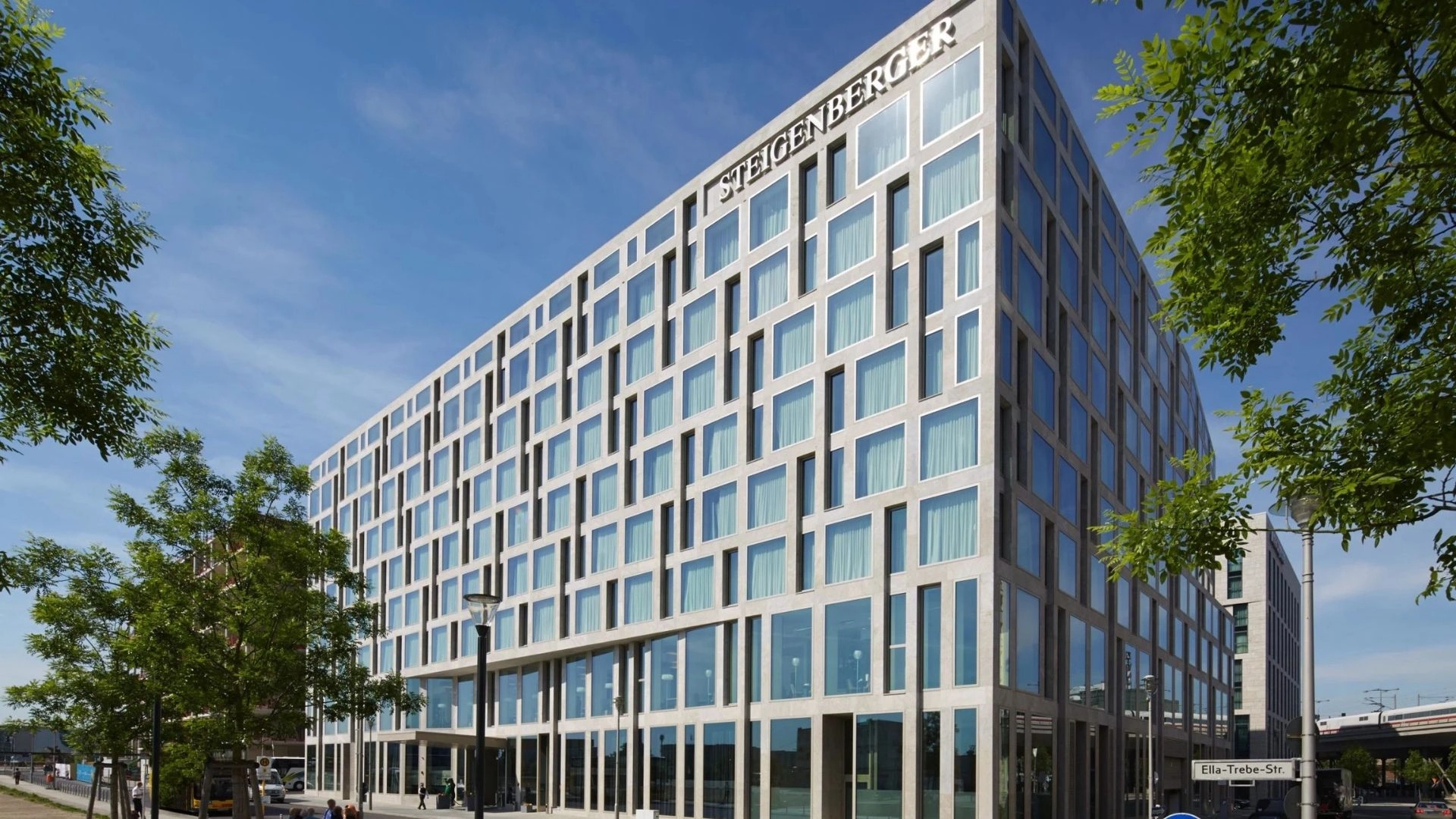 Blick auf das Steigenberger Hotel in Berlin mit moderner Architektur und klaren Linien