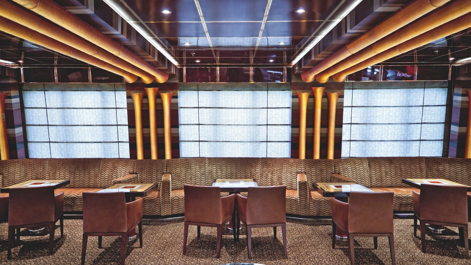 Elegantes Restaurantinterieur mit gemütlichen Sitzplätzen und modernem Design.