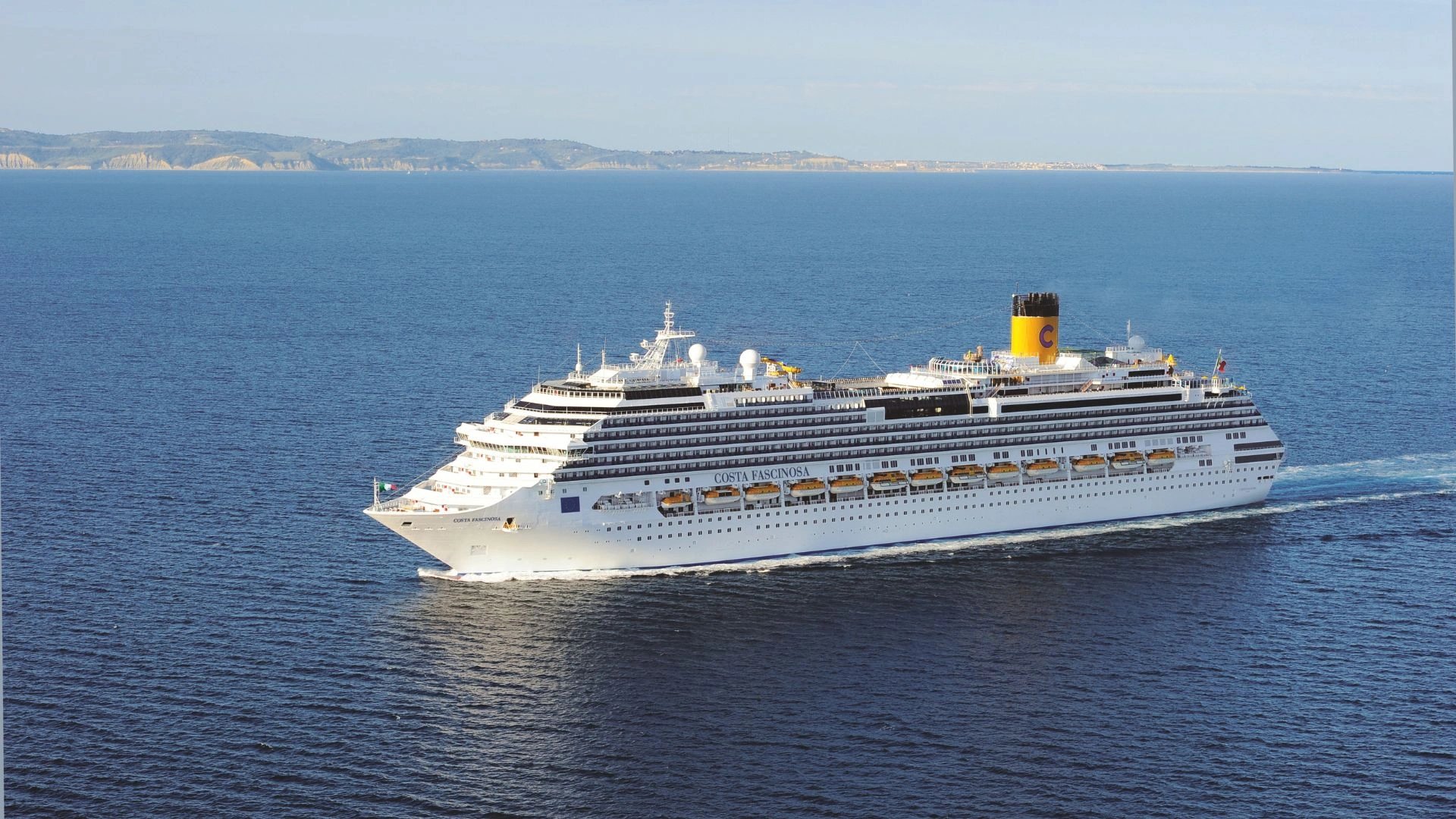 Costa Fascinosa Kreuzfahrtschiff auf dem offenen Meer