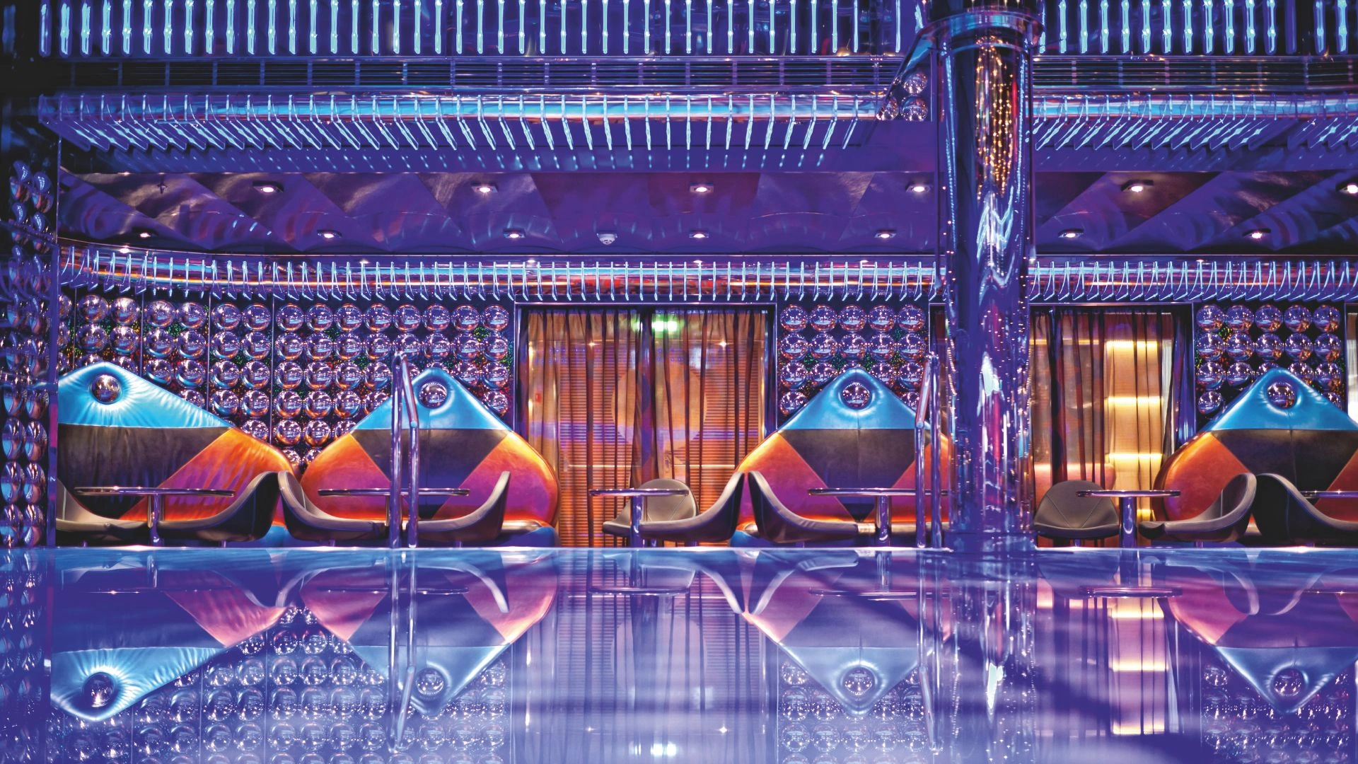 Futuristische Bar mit einzigartigen Möbeln und lebhaften Farben.