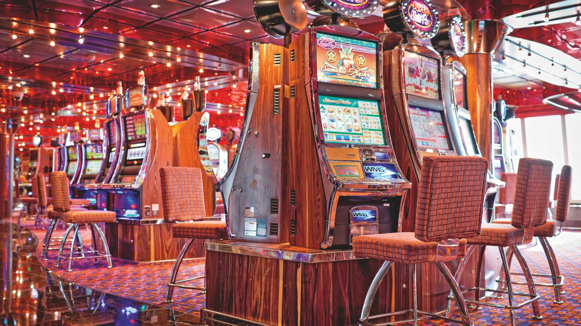 Gemütliche Atmosphäre in einem Casino mit Spielautomaten und stilvollem Design.