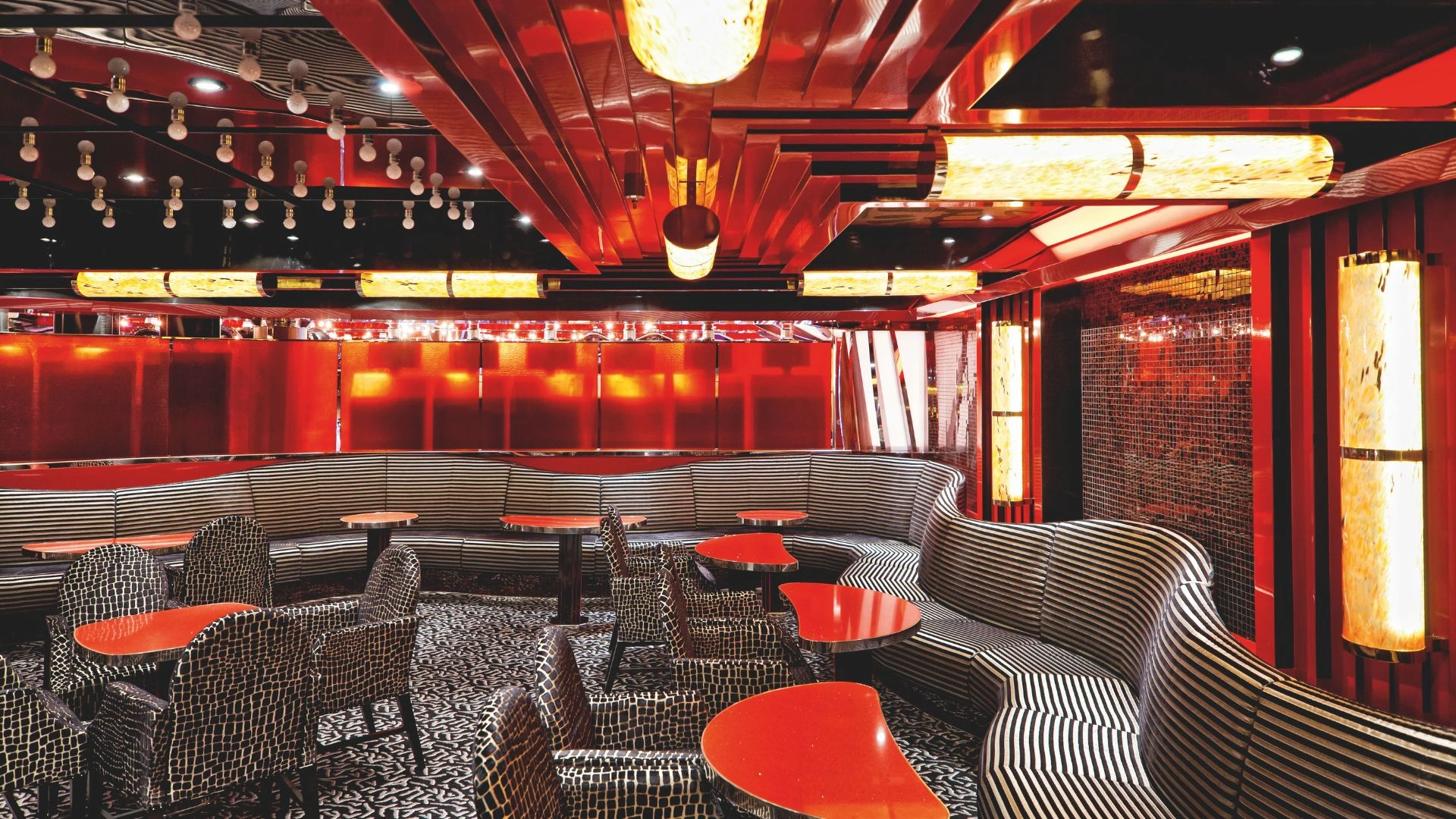 Gemütliche Ecke in einer Bar mit gepolsterten Stühlen und Tischen.